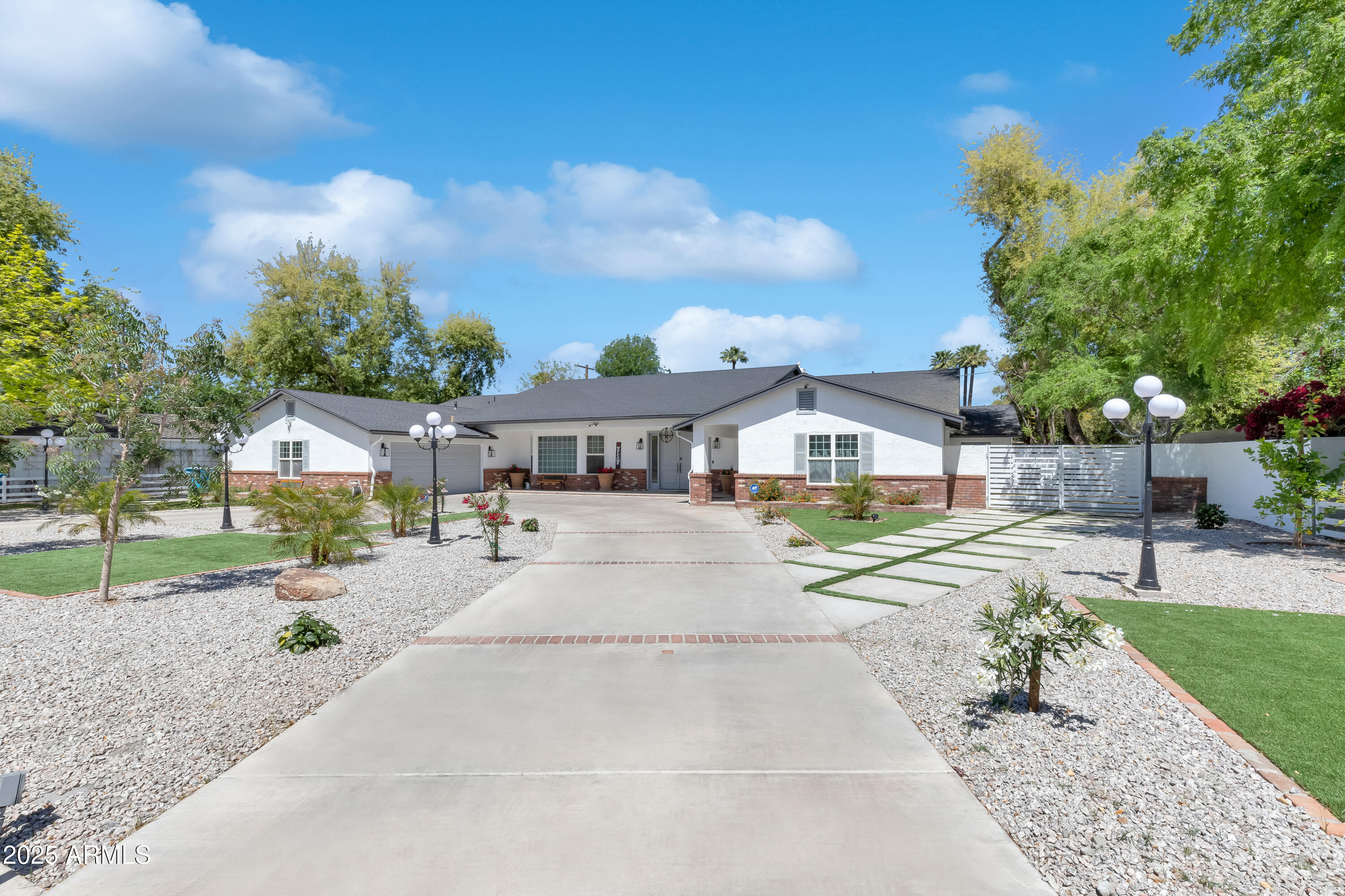 516 W RANCHO Drive