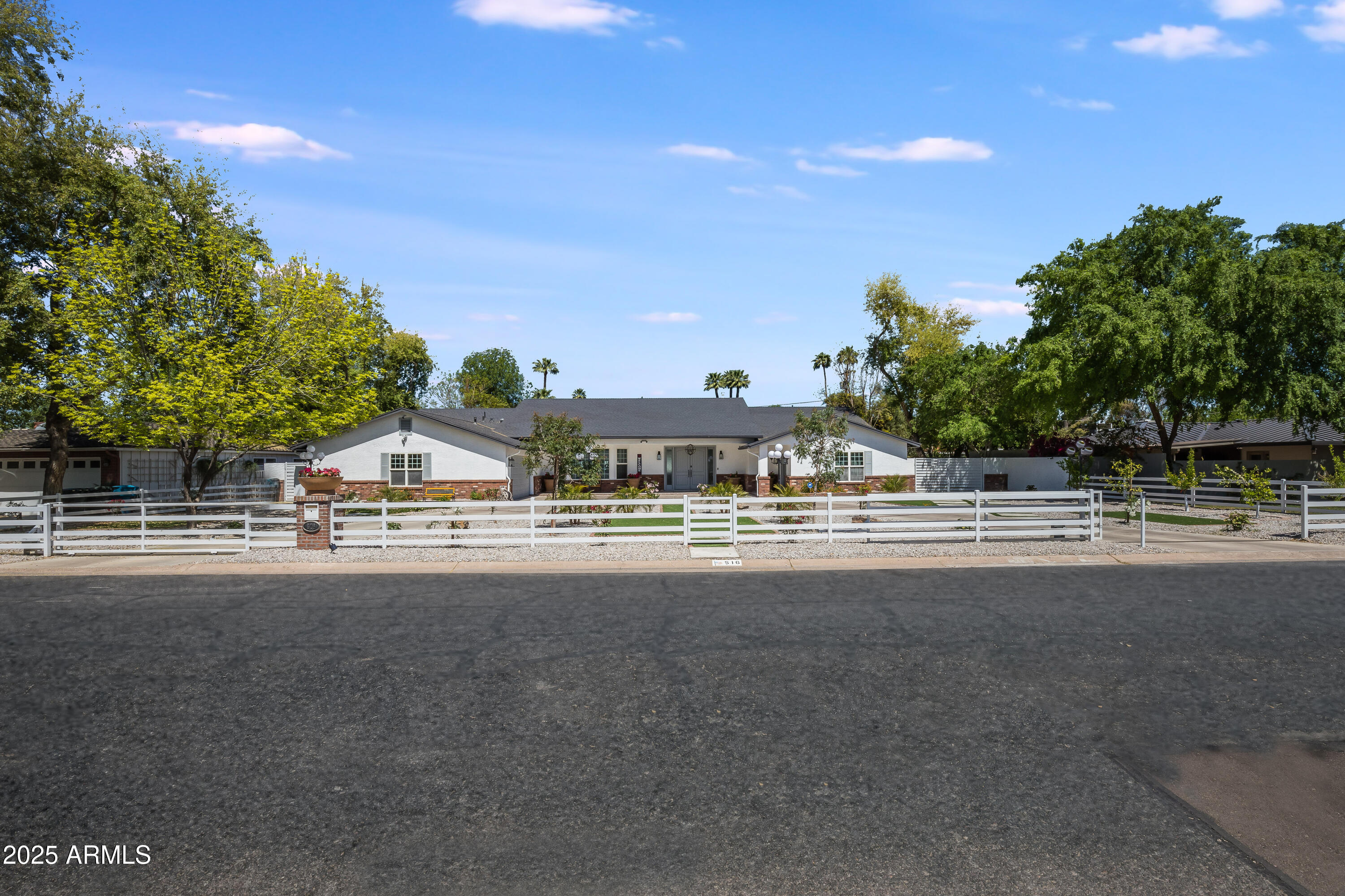 516 W RANCHO Drive