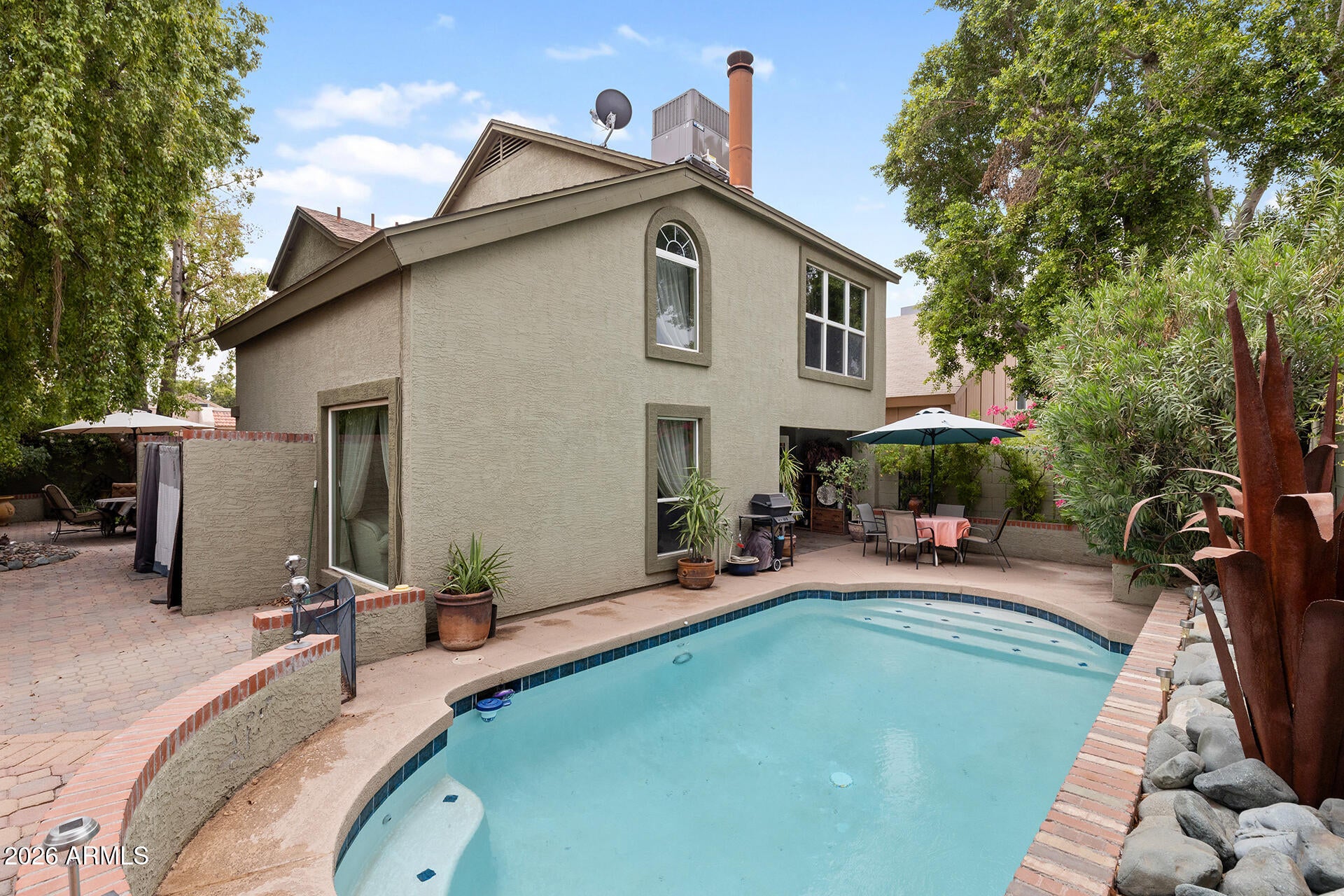 422 E KERRY Lane