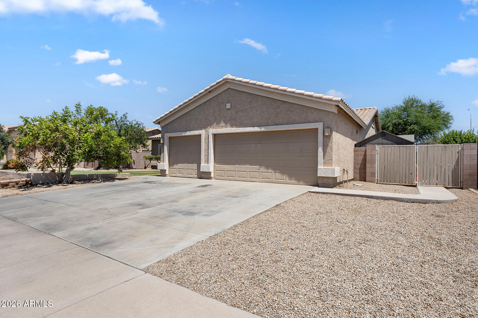 1042 E LYNX Way