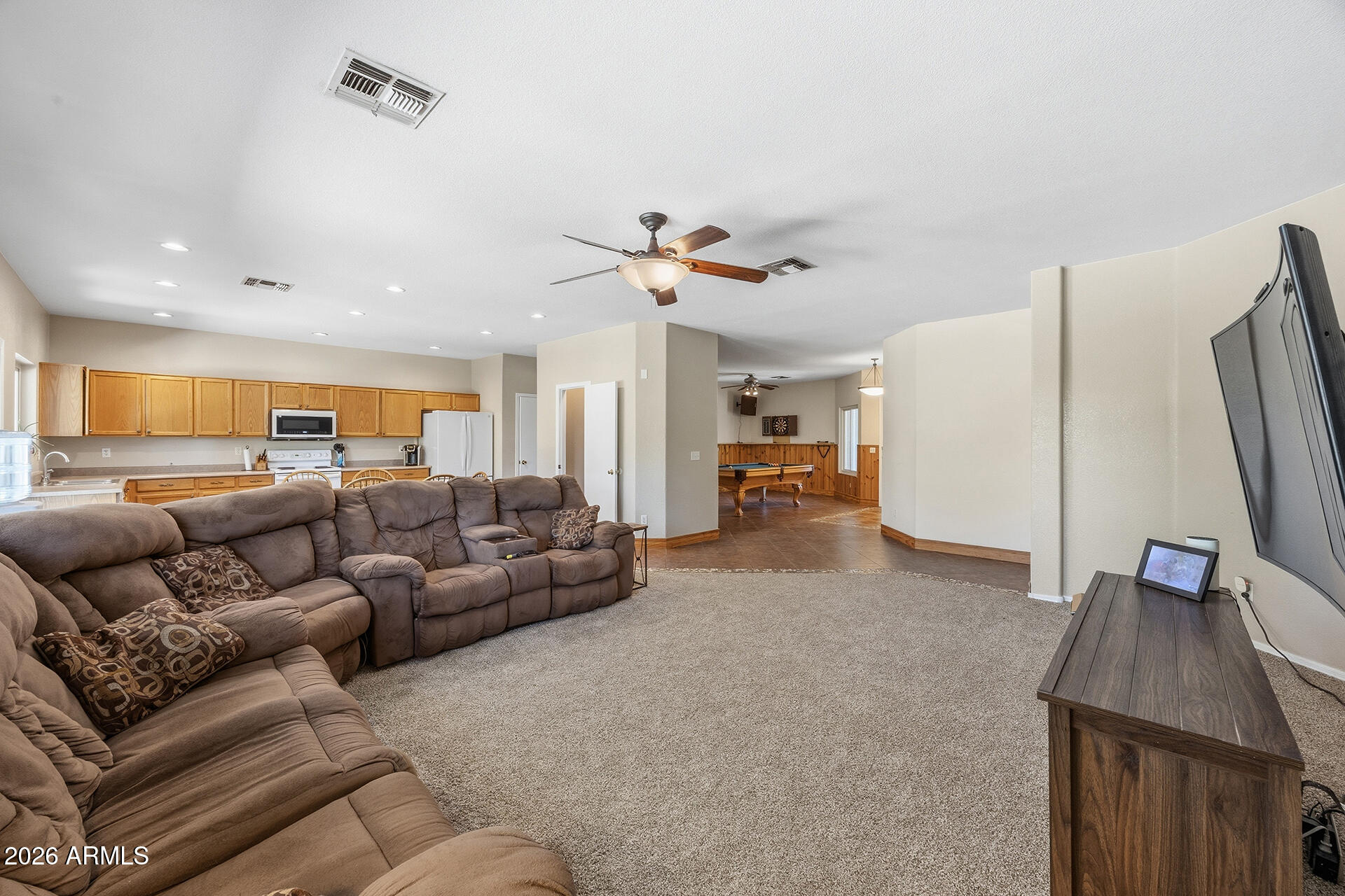 1042 E LYNX Way