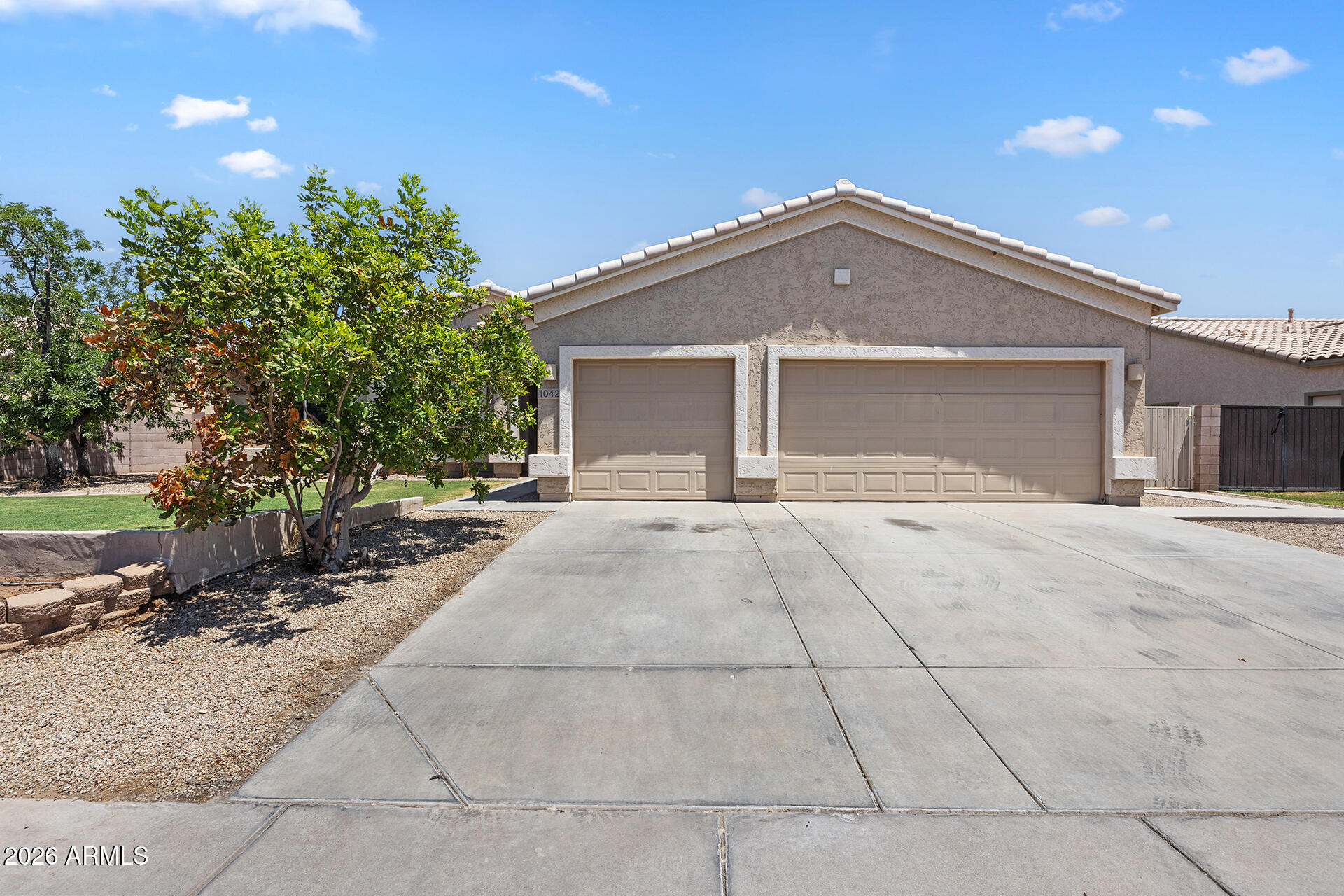 1042 E LYNX Way
