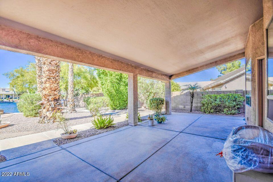 694 W BEECHNUT Drive