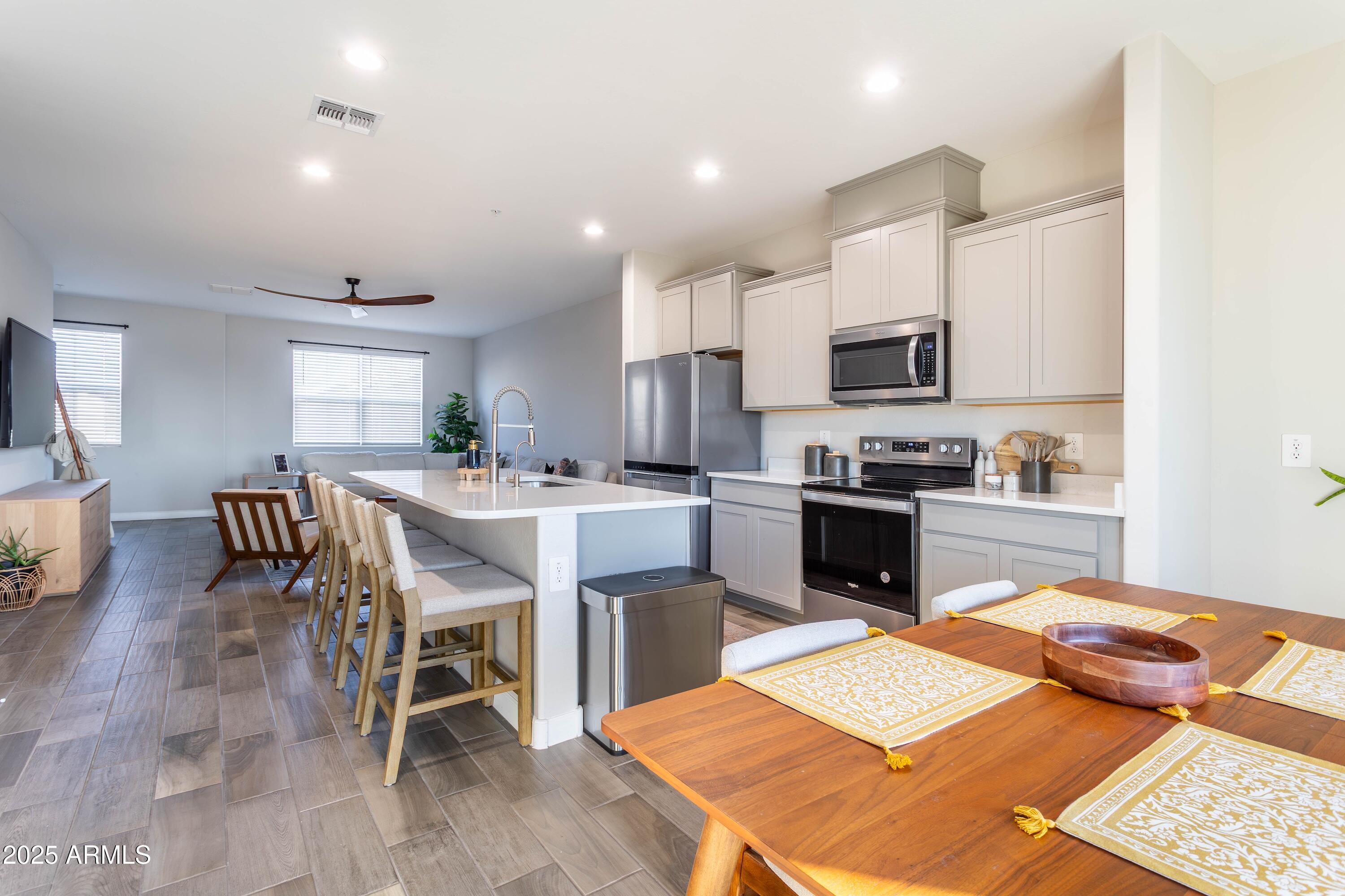 1255 N ARIZONA Avenue 1248