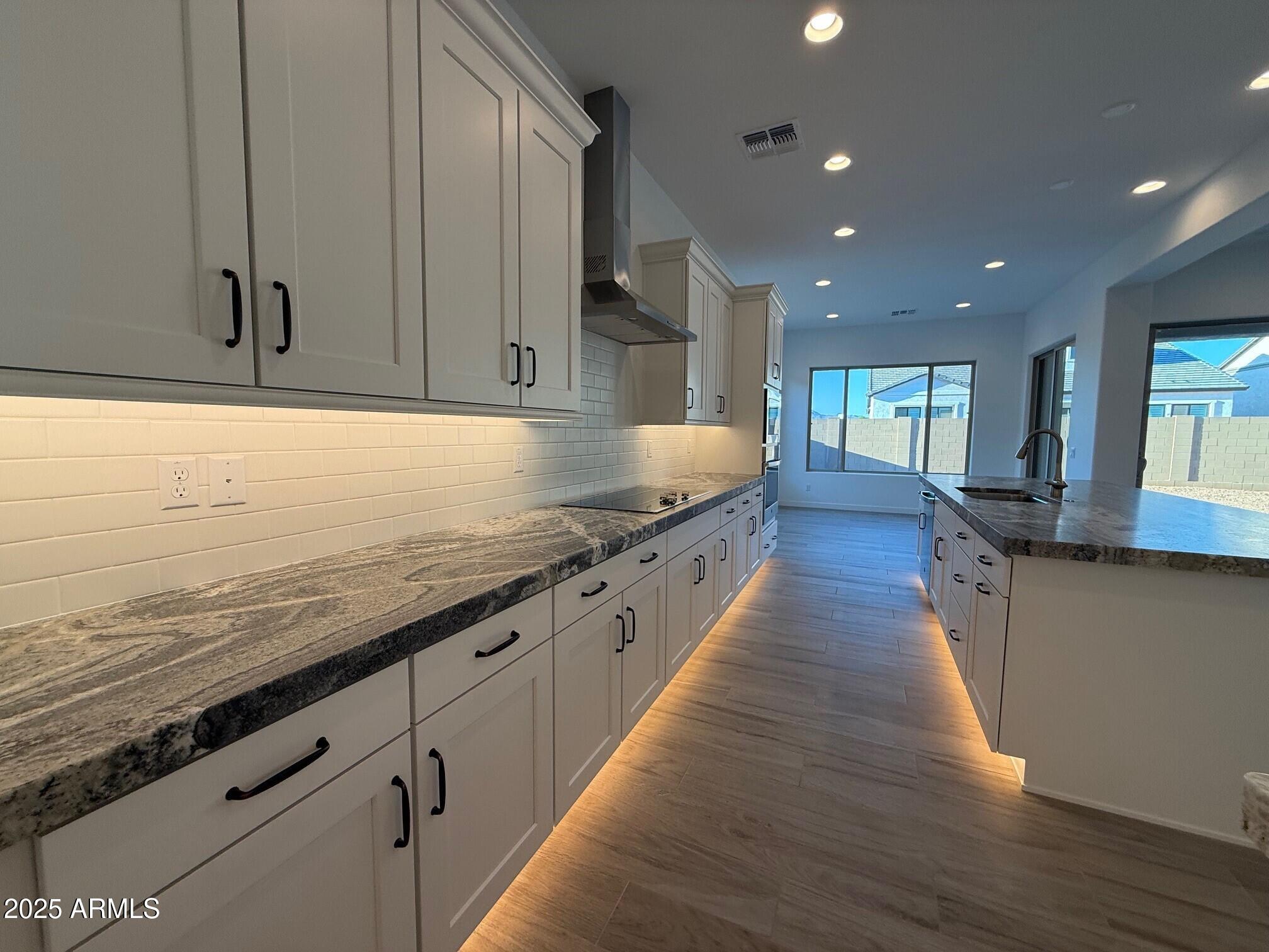 2552 E RUSSELL Street