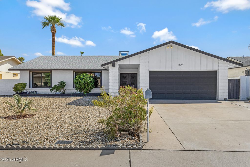 Photo of 1527 E Bell De Mar Drive, Tempe, AZ 85283 (MLS # 6915490)