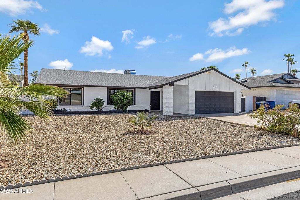 Photo of 1527 E Bell De Mar Drive, Tempe, AZ 85283 (MLS # 6915490)