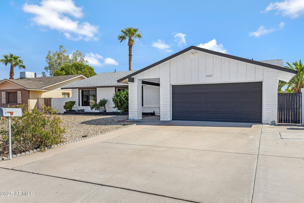 Photo of 1527 E Bell De Mar Drive, Tempe, AZ 85283 (MLS # 6915490)