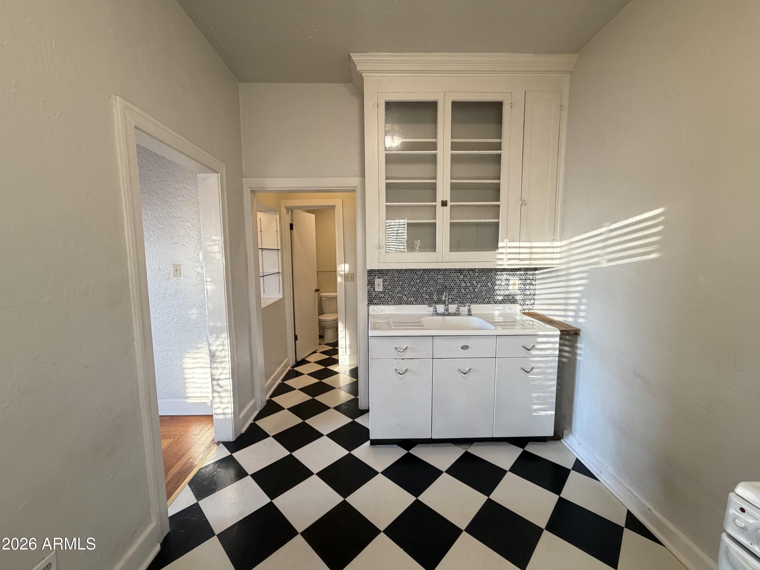 902 E Palm Lane Apt 8
