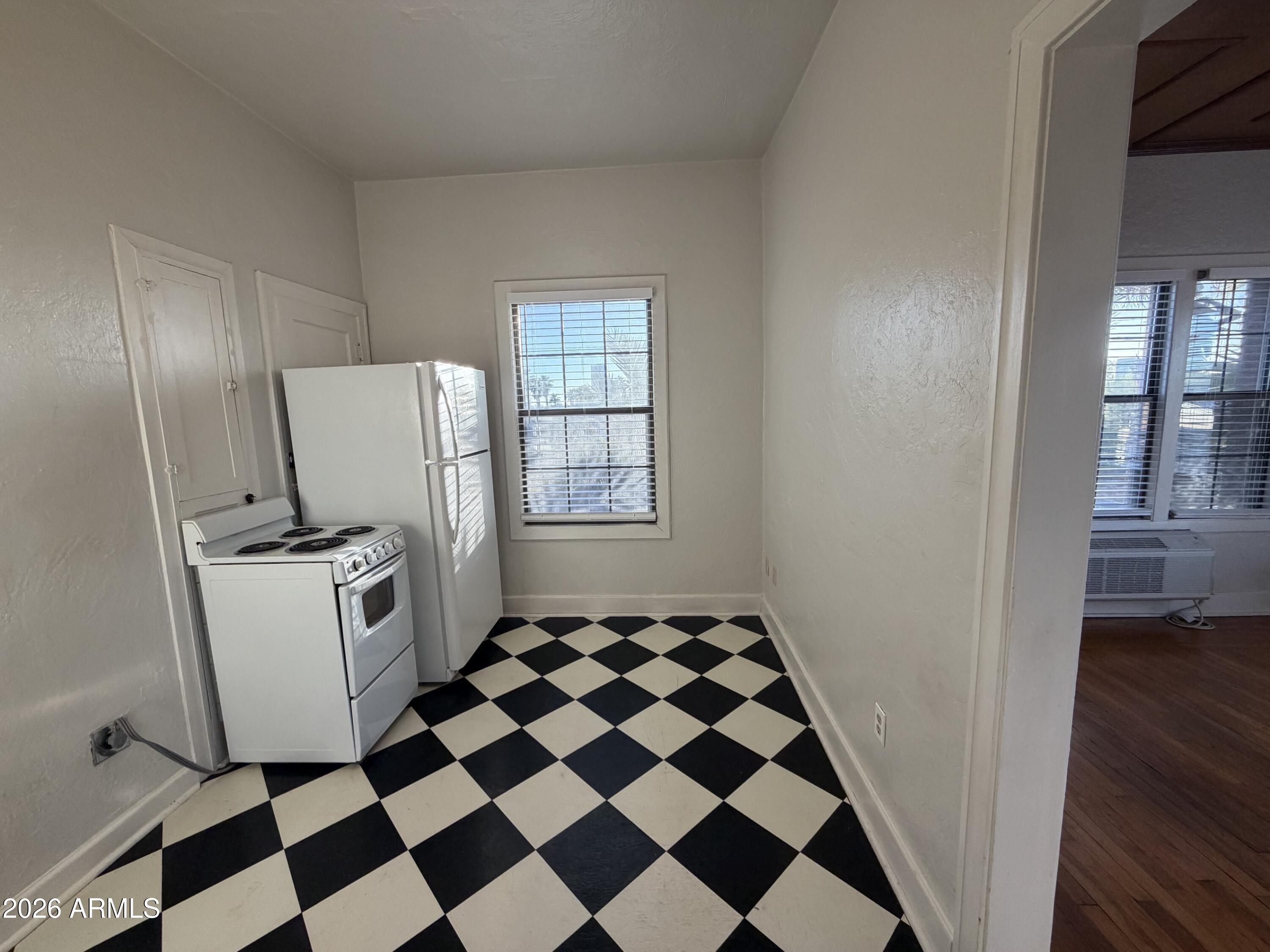 902 E Palm Lane Apt 8