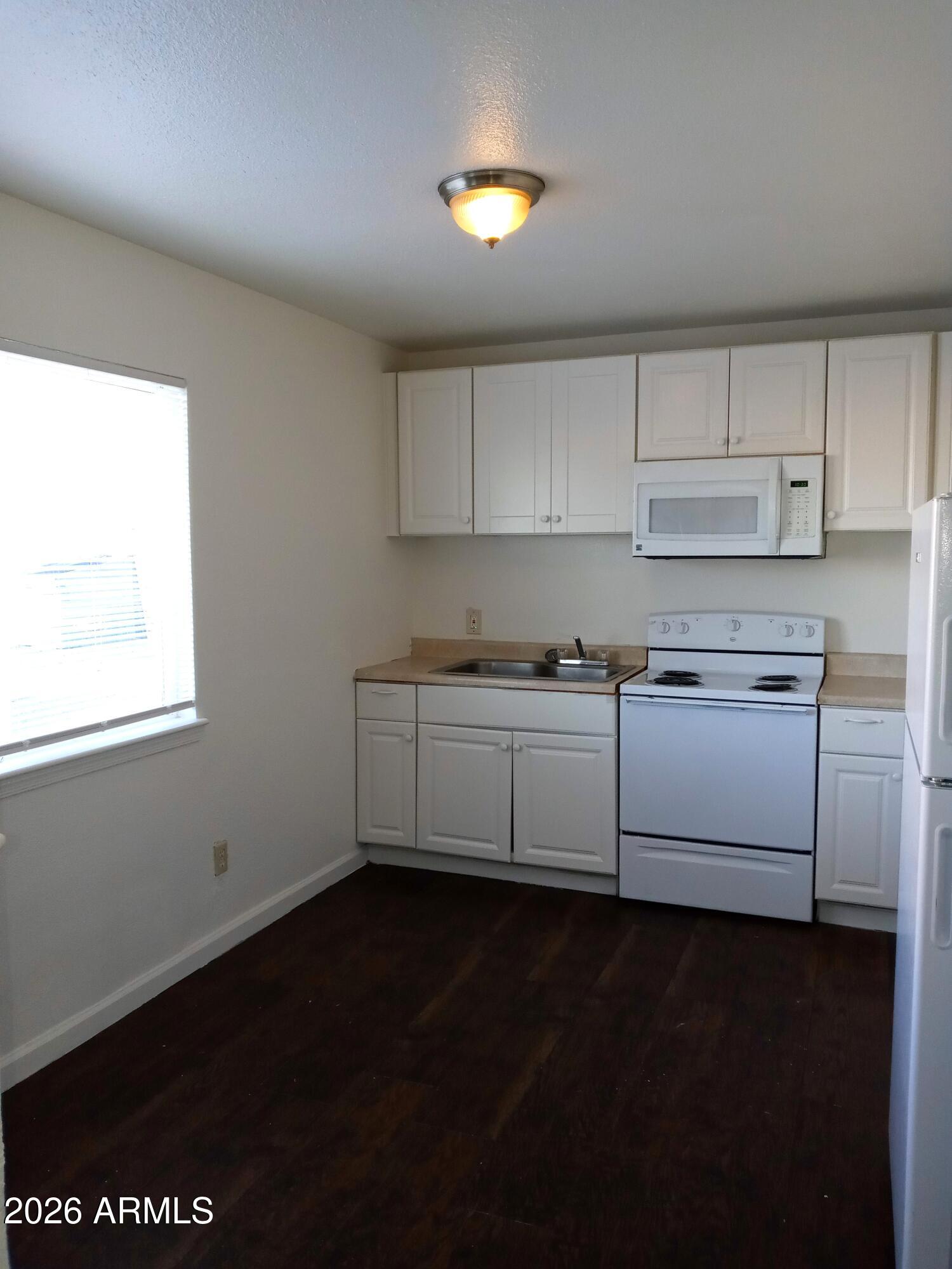 1319 W VOGEL Avenue
