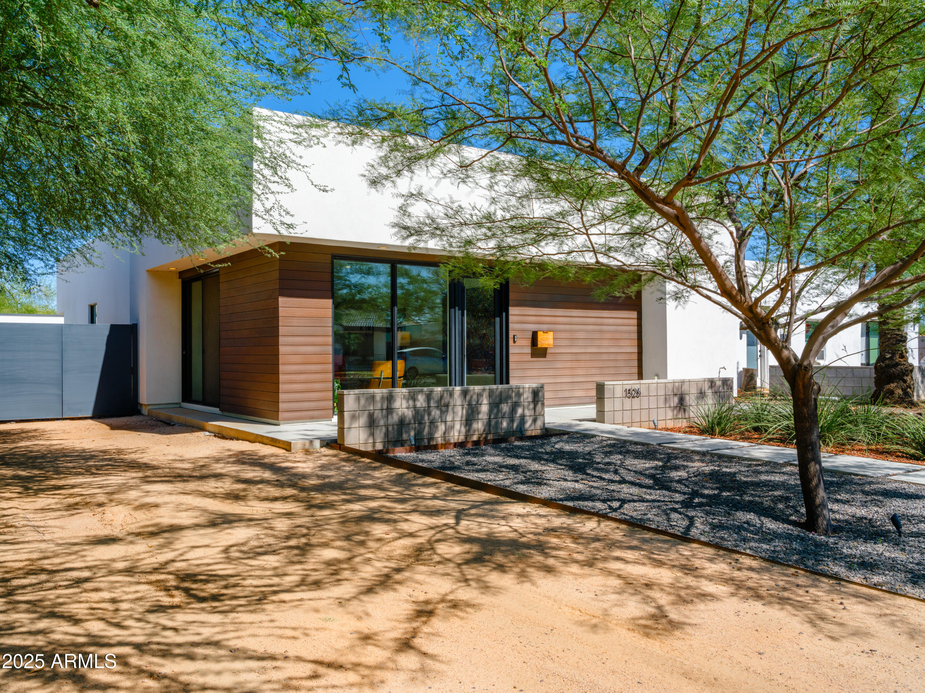 1526 E CORONADO Road