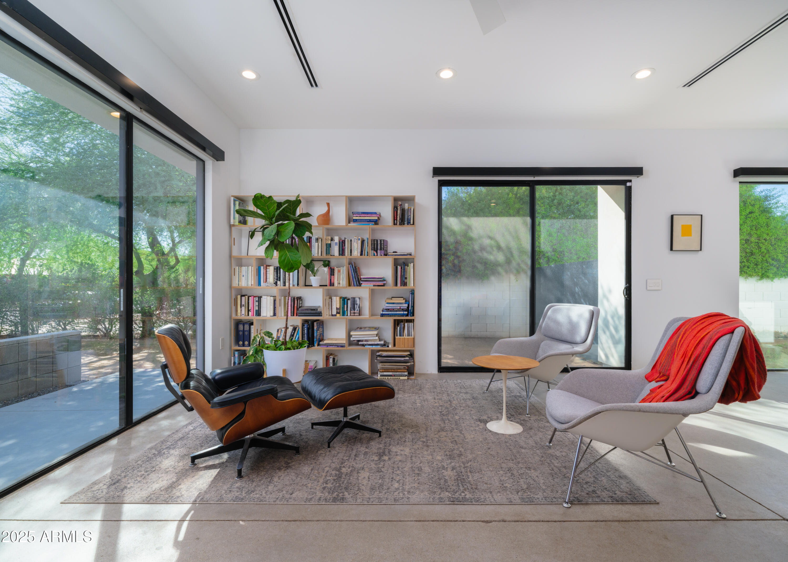 1526 E CORONADO Road