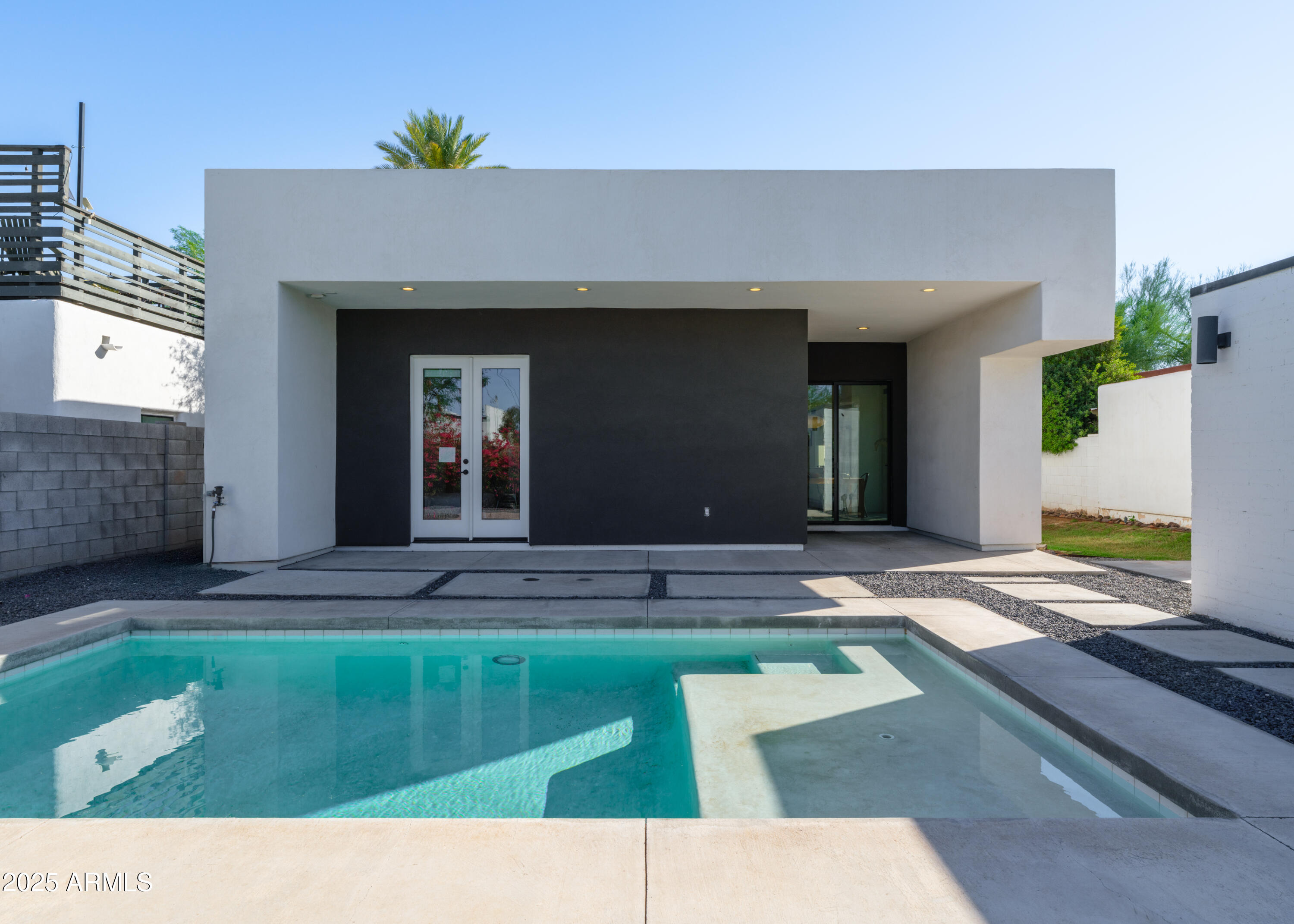 1526 E CORONADO Road