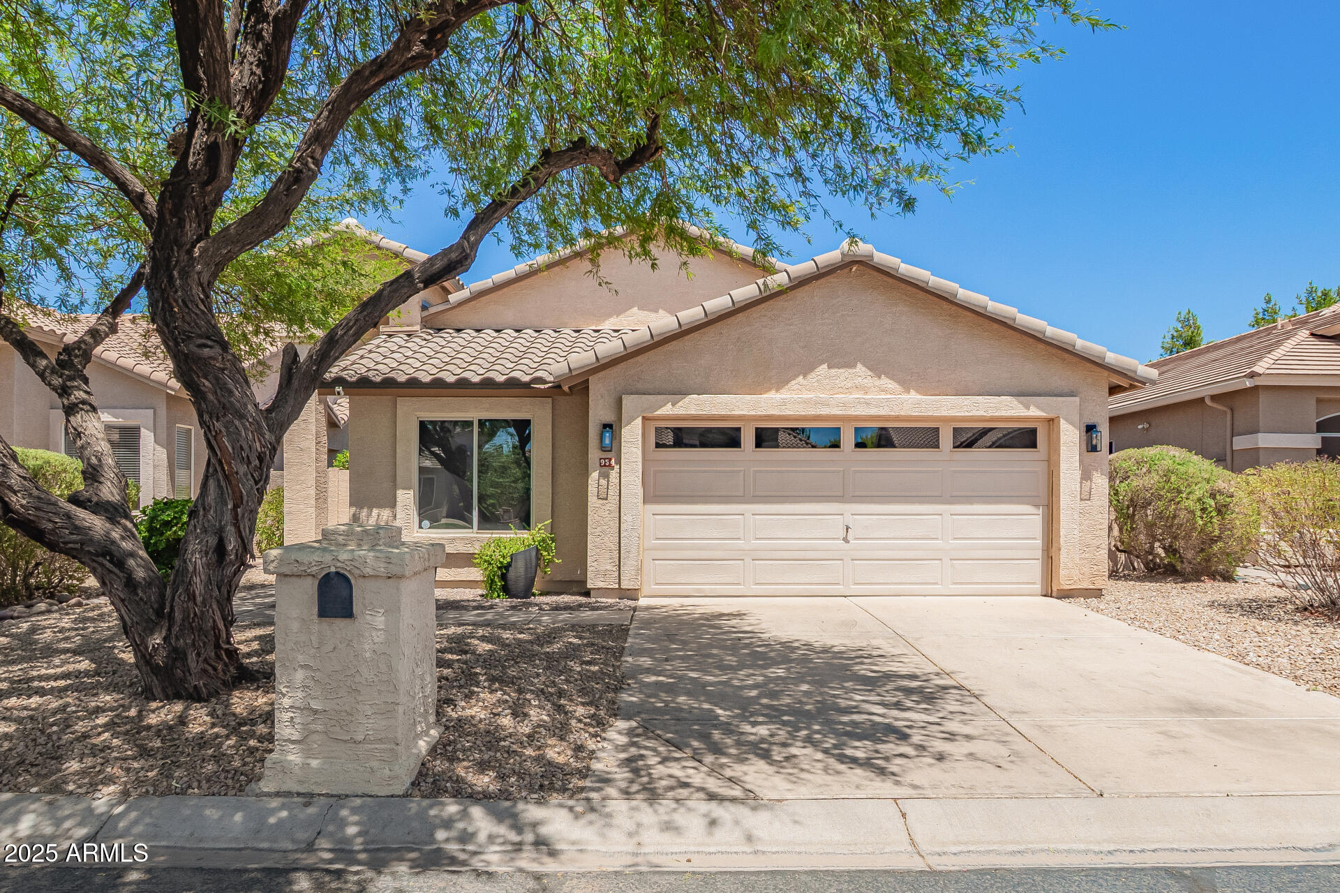 954 W FAIRWAY Drive