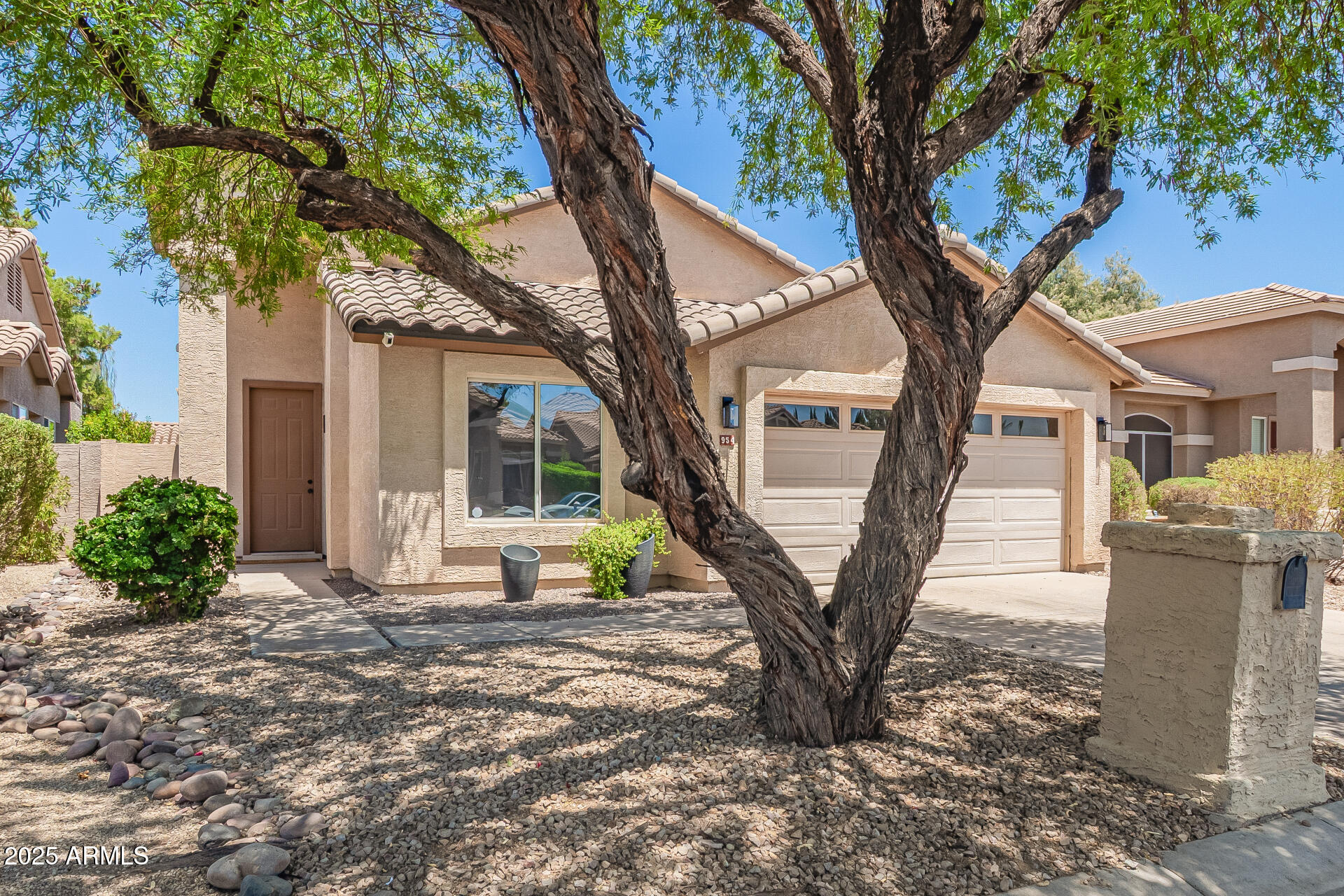 954 W FAIRWAY Drive