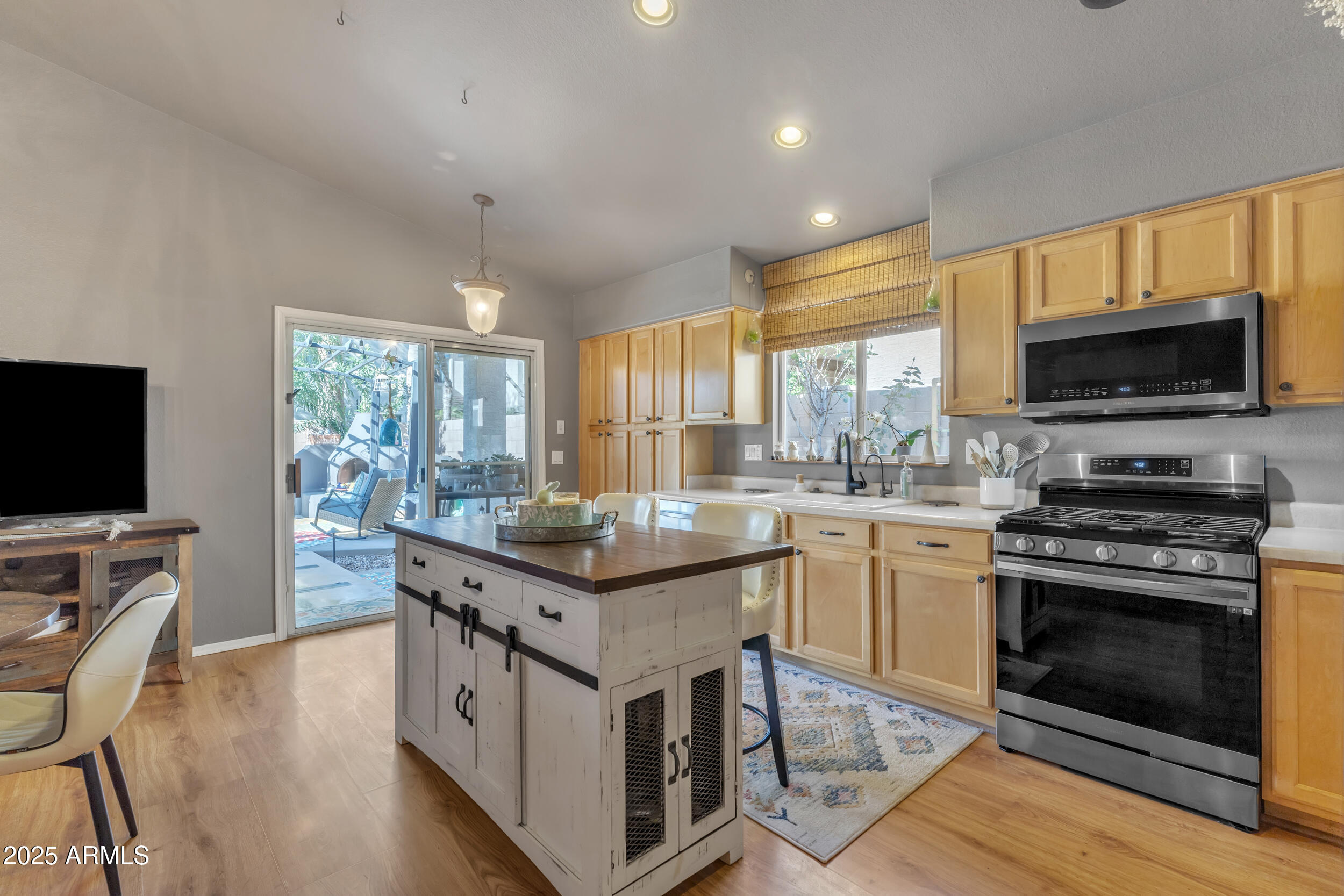 842 W SARAGOSA Street