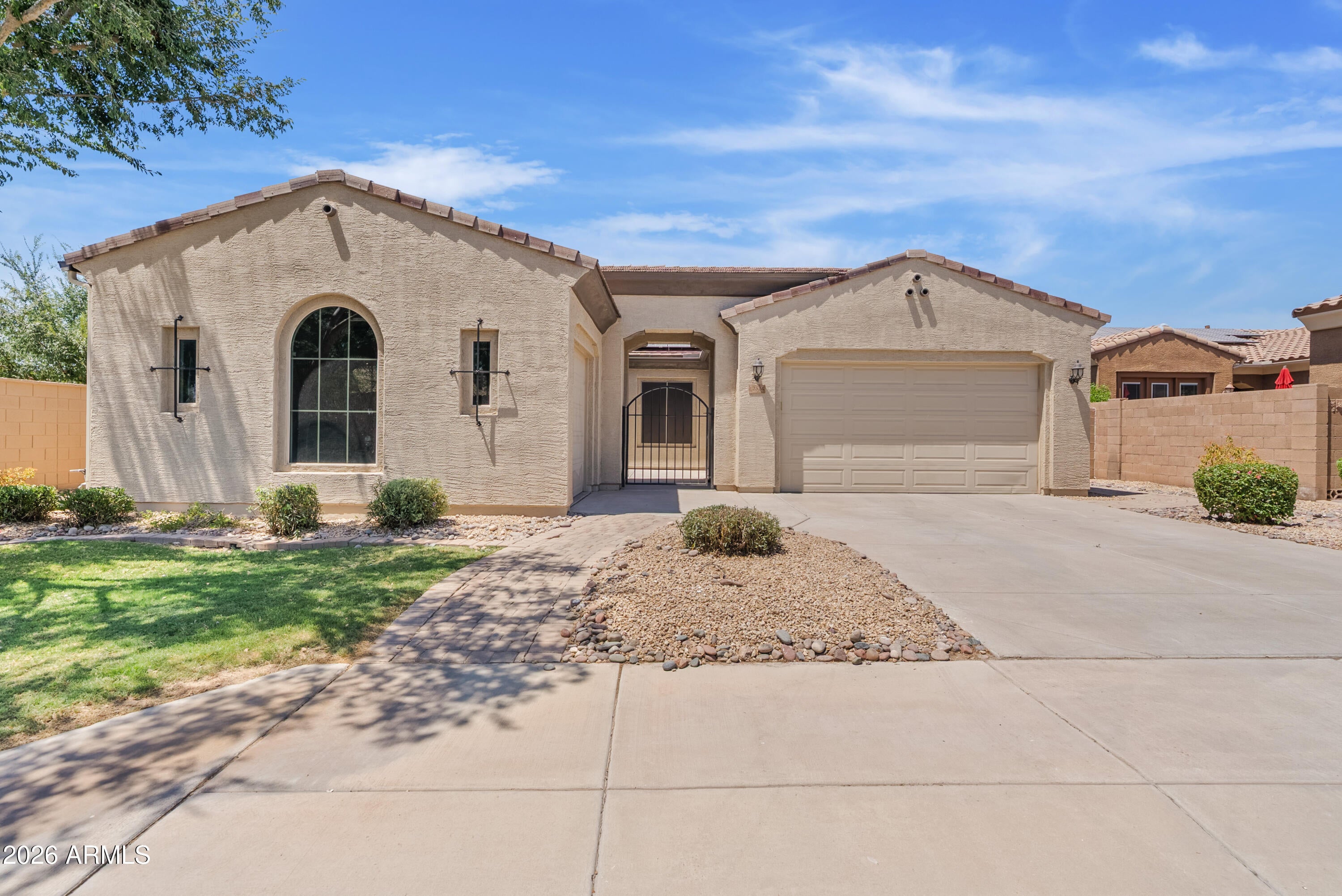 2524 E HONEYSUCKLE Place