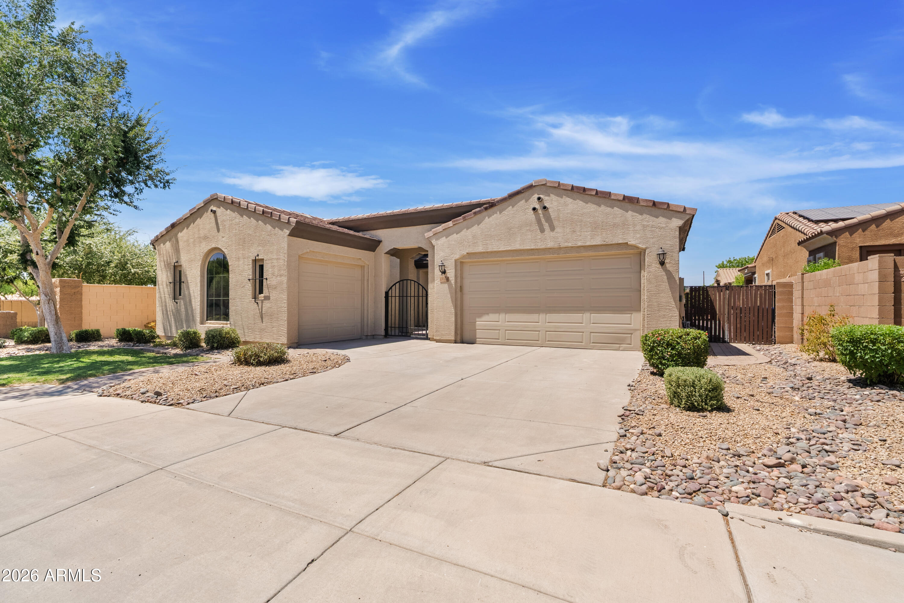 2524 E HONEYSUCKLE Place