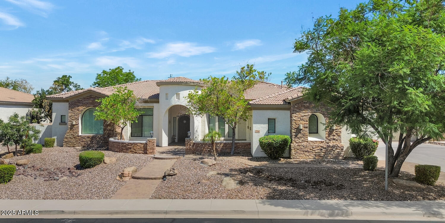 2710 E LYNX Place