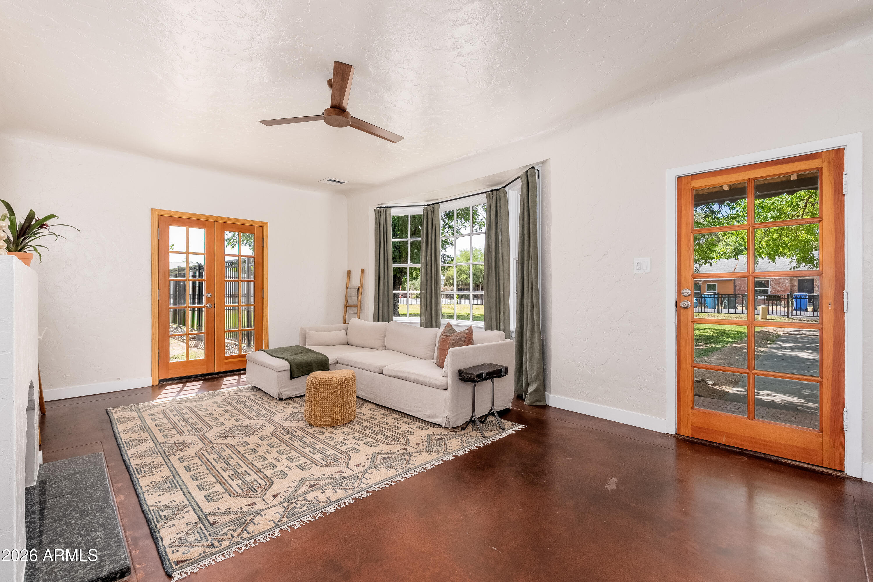 304 W CAMPBELL Avenue