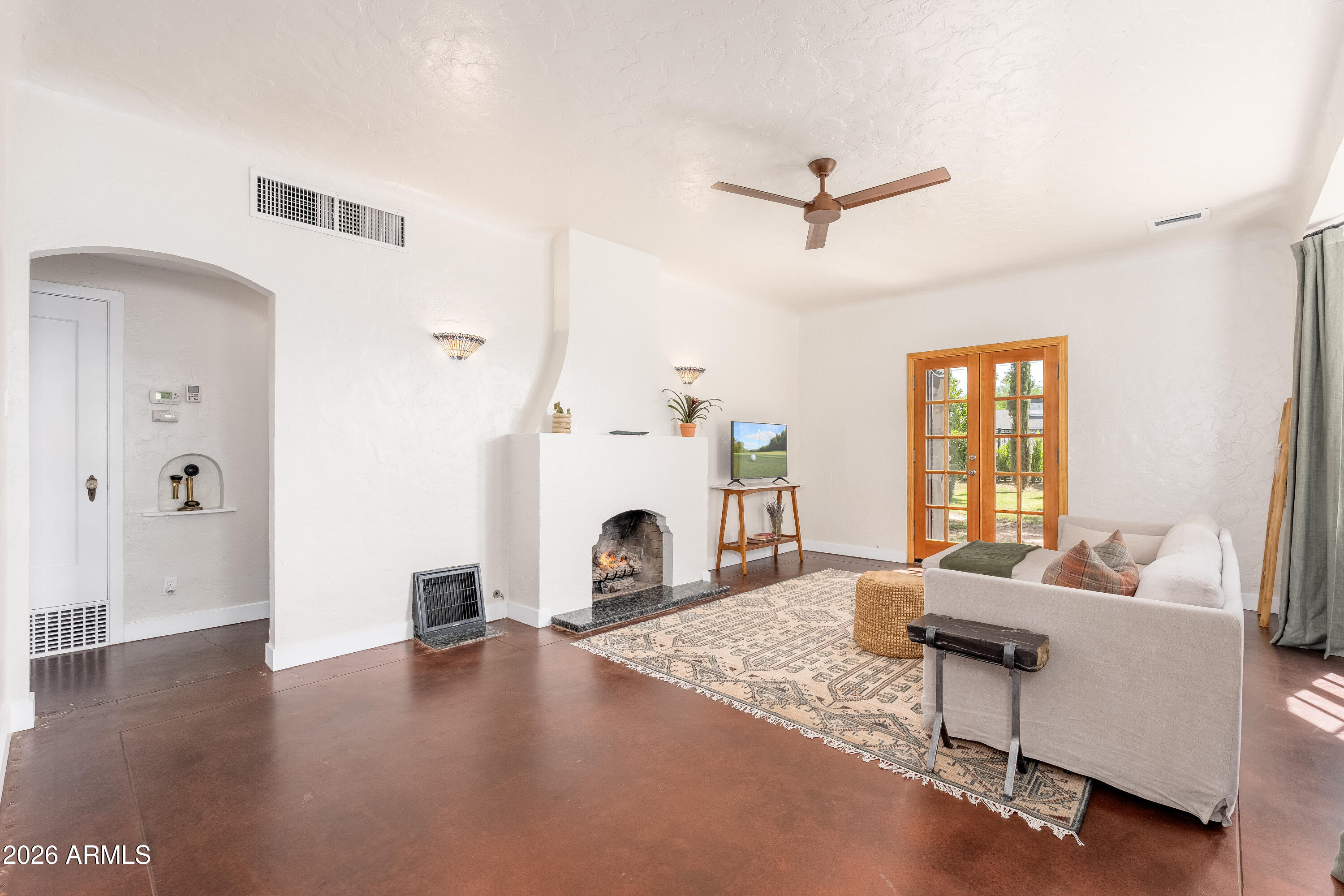 304 W CAMPBELL Avenue
