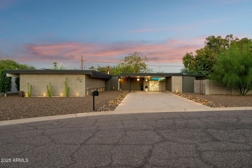 Photo of 10001 N 33rd Place, Phoenix, AZ 85028 (MLS # 6935787)