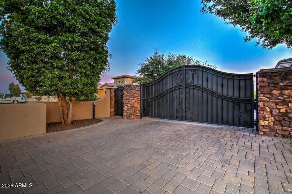 3309 E SUNNYDALE Drive