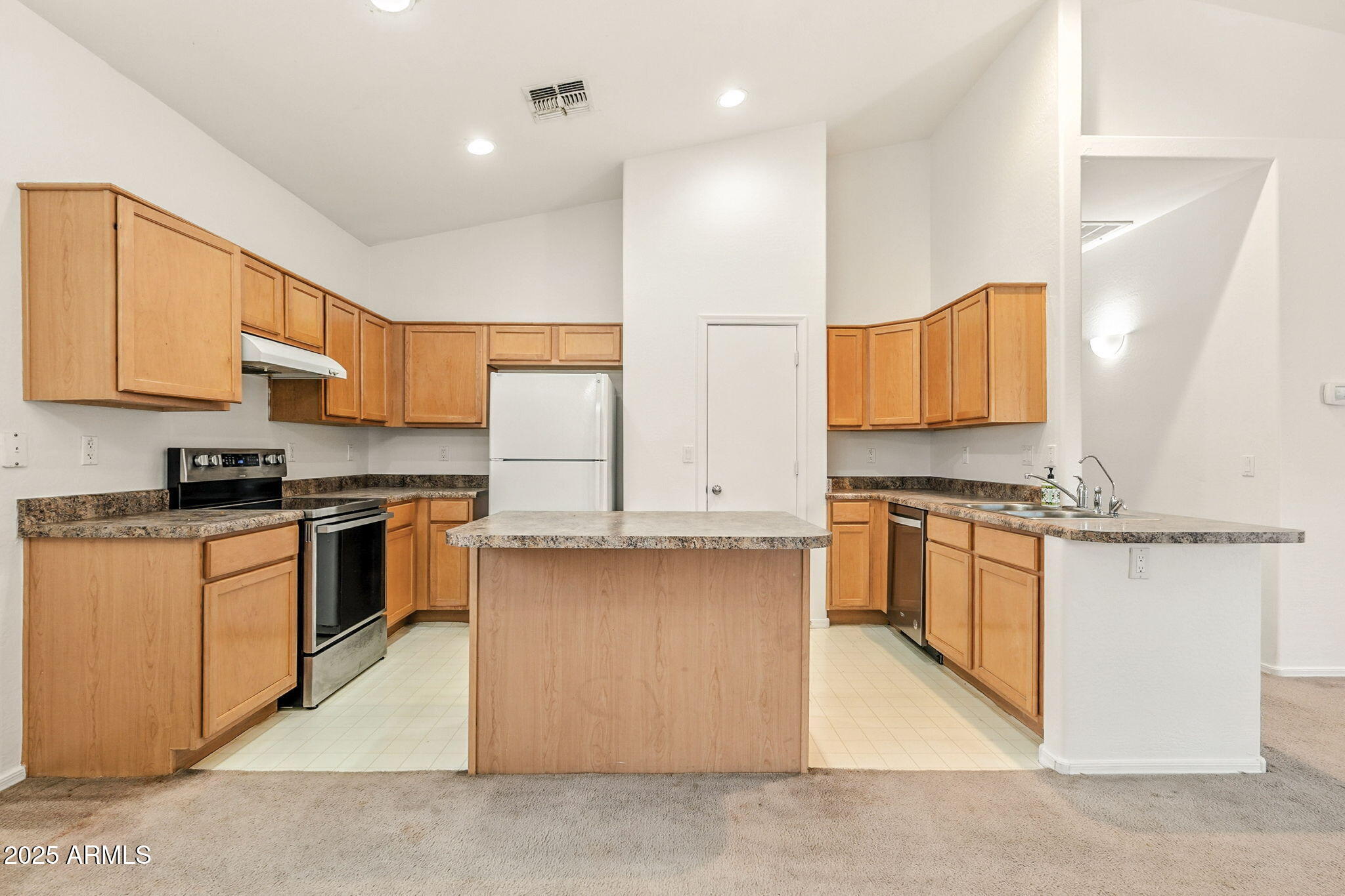 1733 E DESERT BREEZE Place