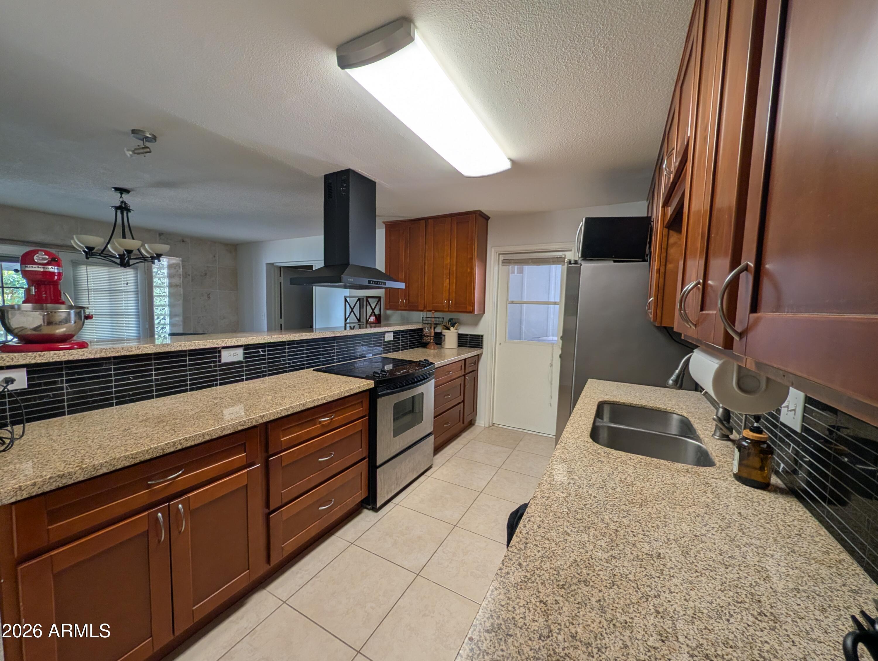 1039 E LARKSPUR Lane