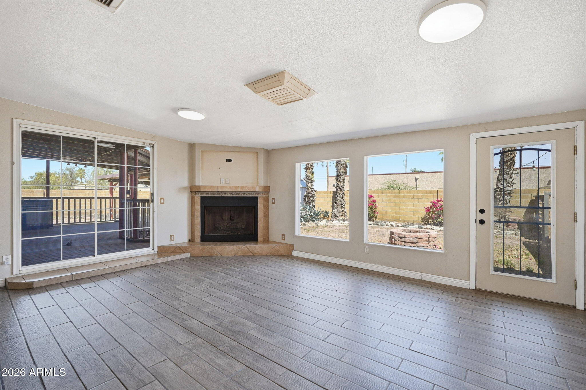 702 E SAGUARO Street