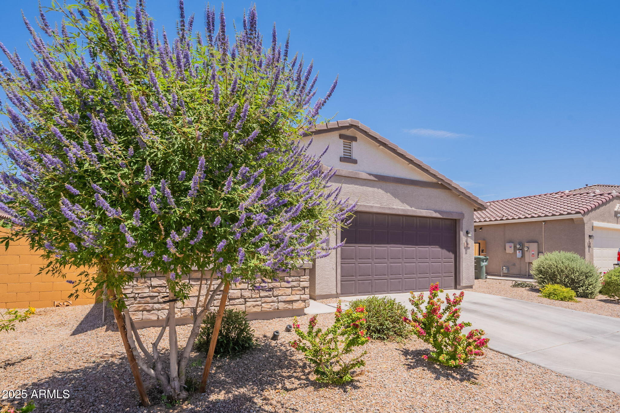 Homes 2 948 E WILEY Way