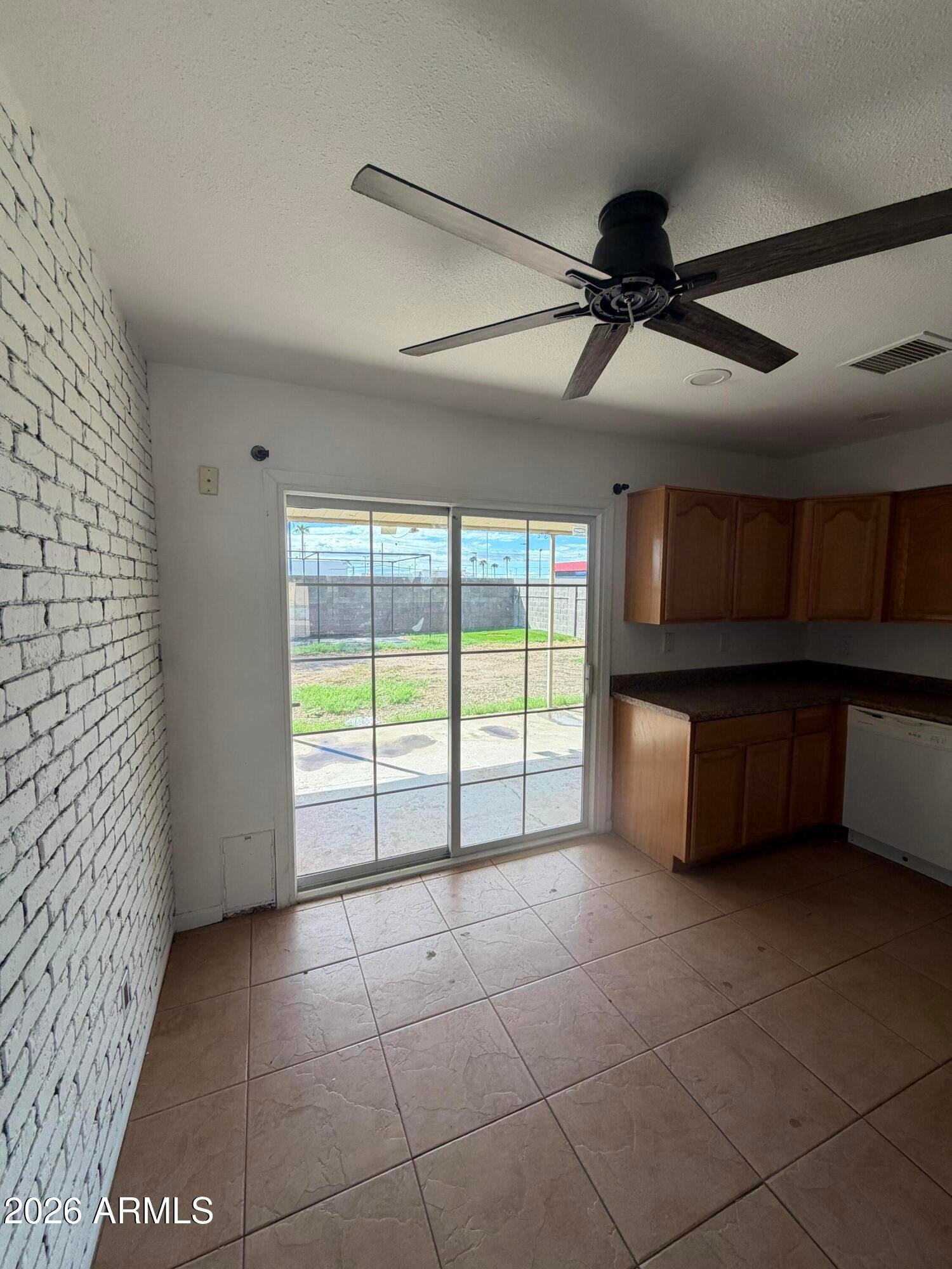2119 W DANBURY Road
