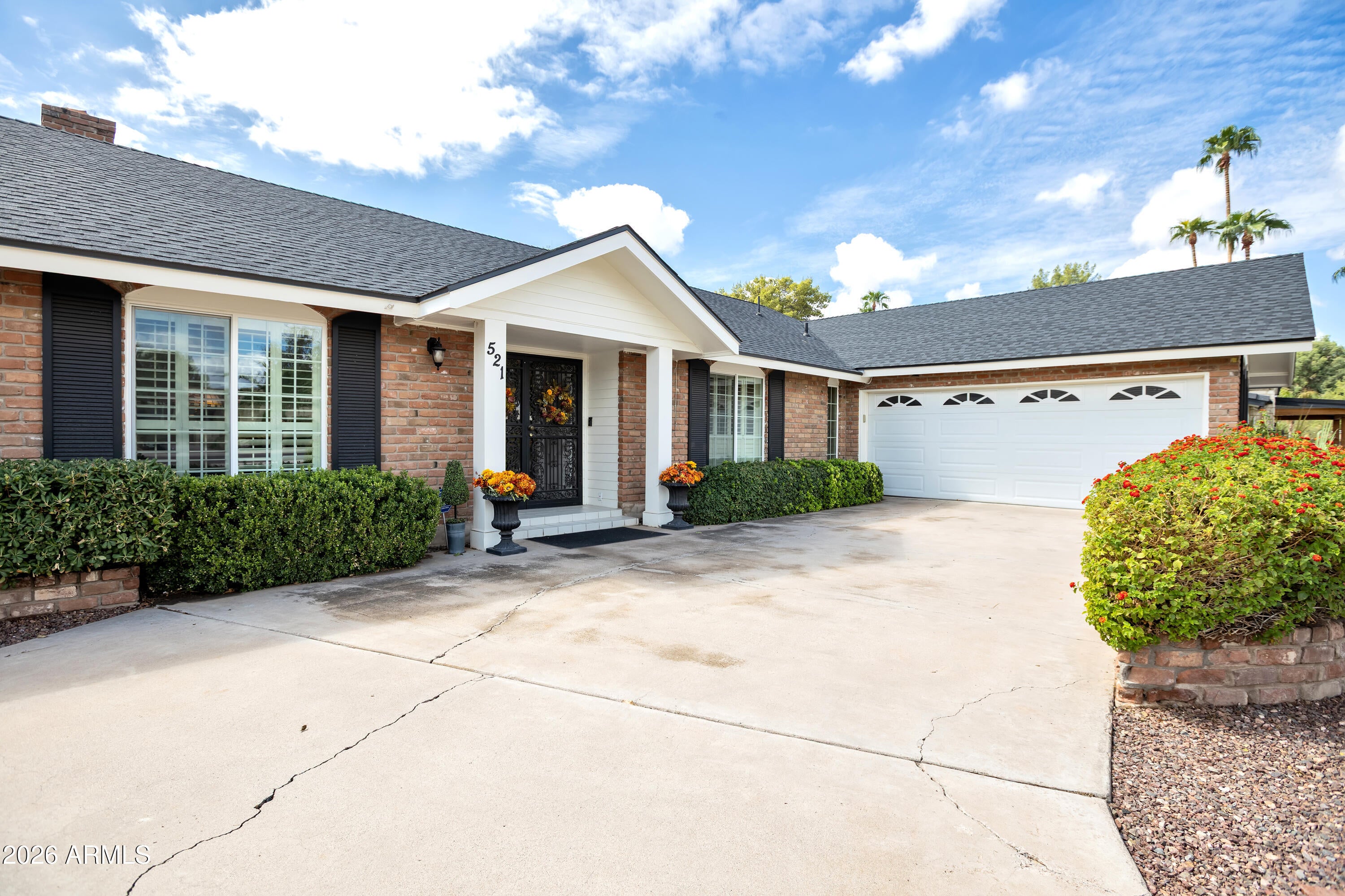 521 W WAKONDA Lane