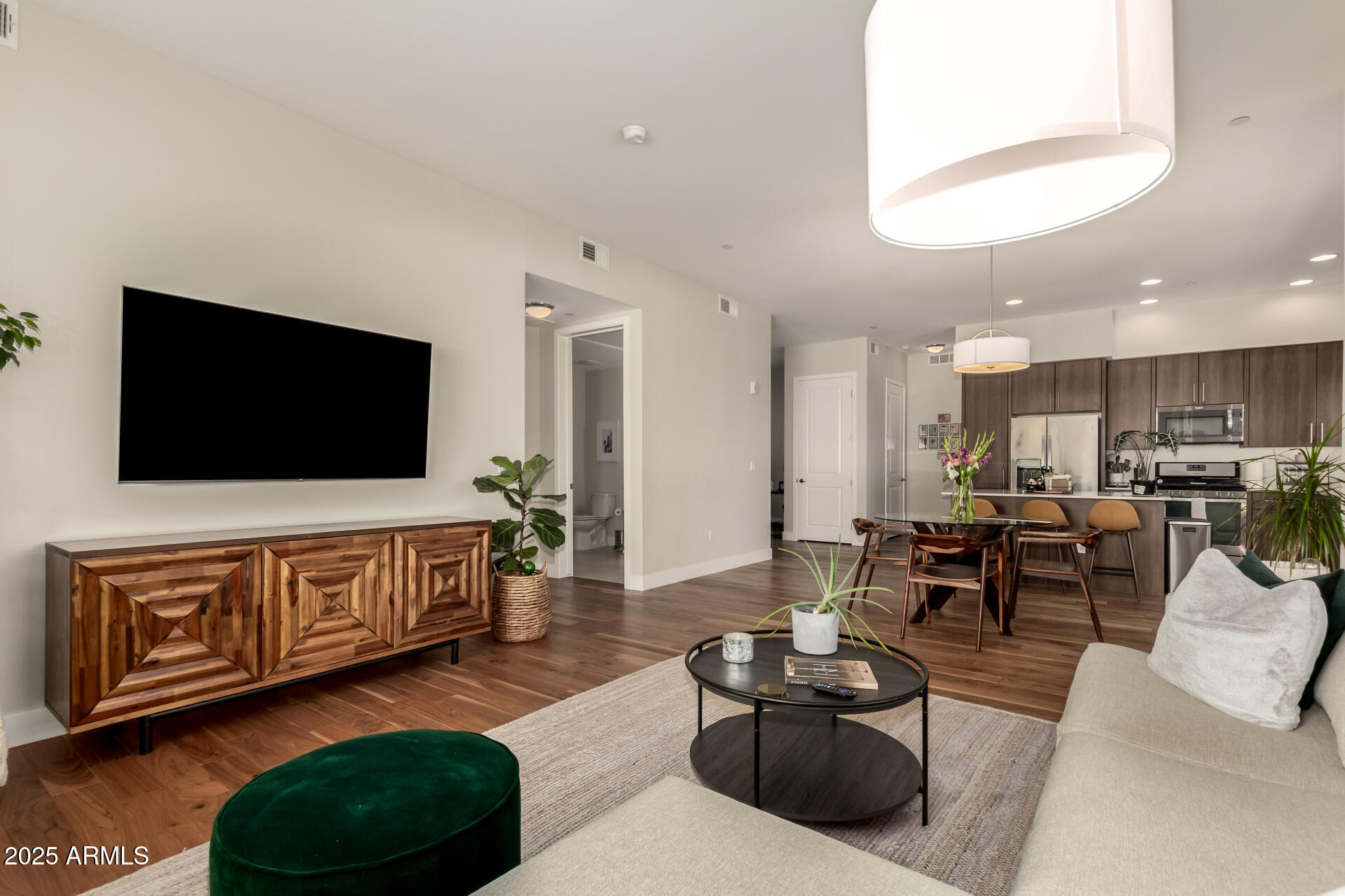 7300 E EARLL Drive 2001