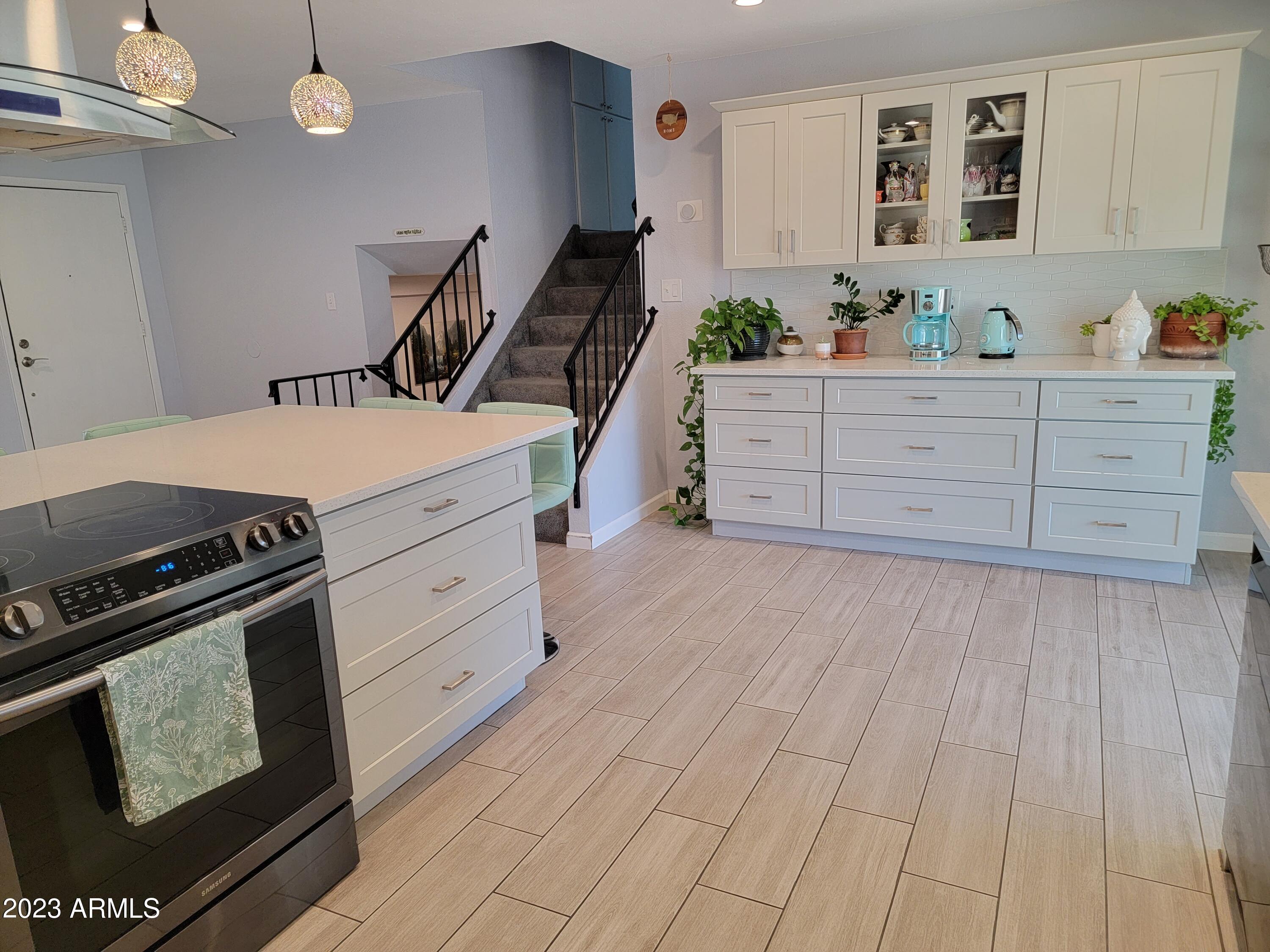 Photo 5 of 36 of 1615 W Plana Avenue house