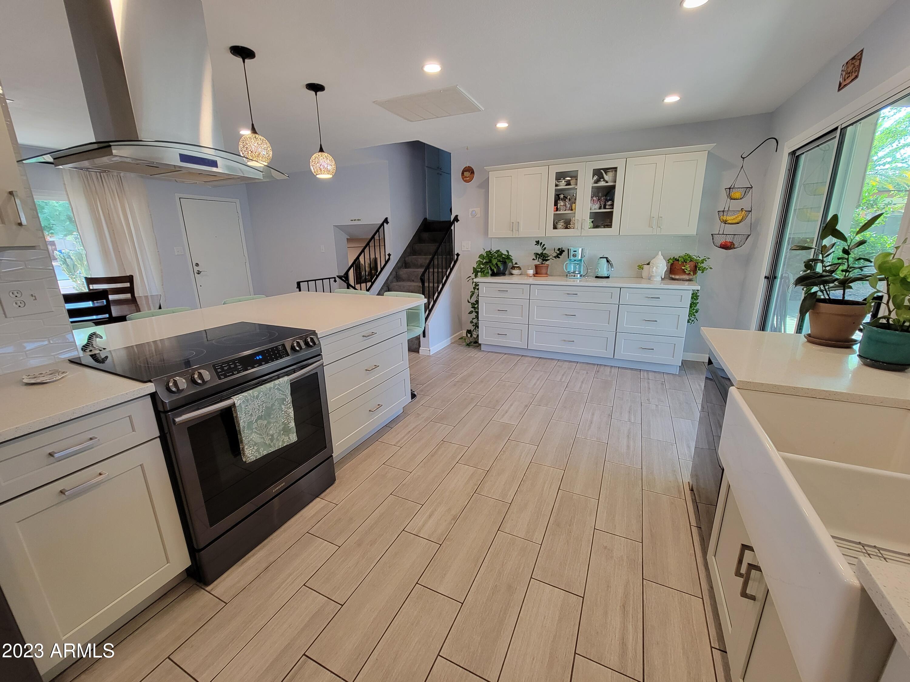 Photo 4 of 36 of 1615 W Plana Avenue house