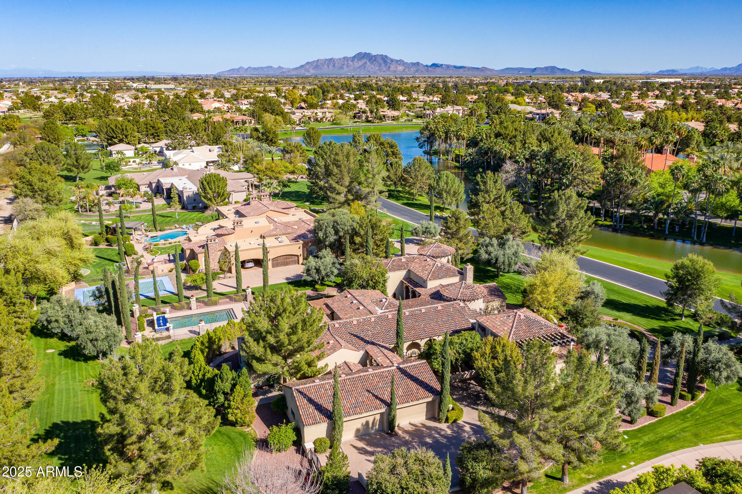 29 E OAKWOOD HILLS Drive