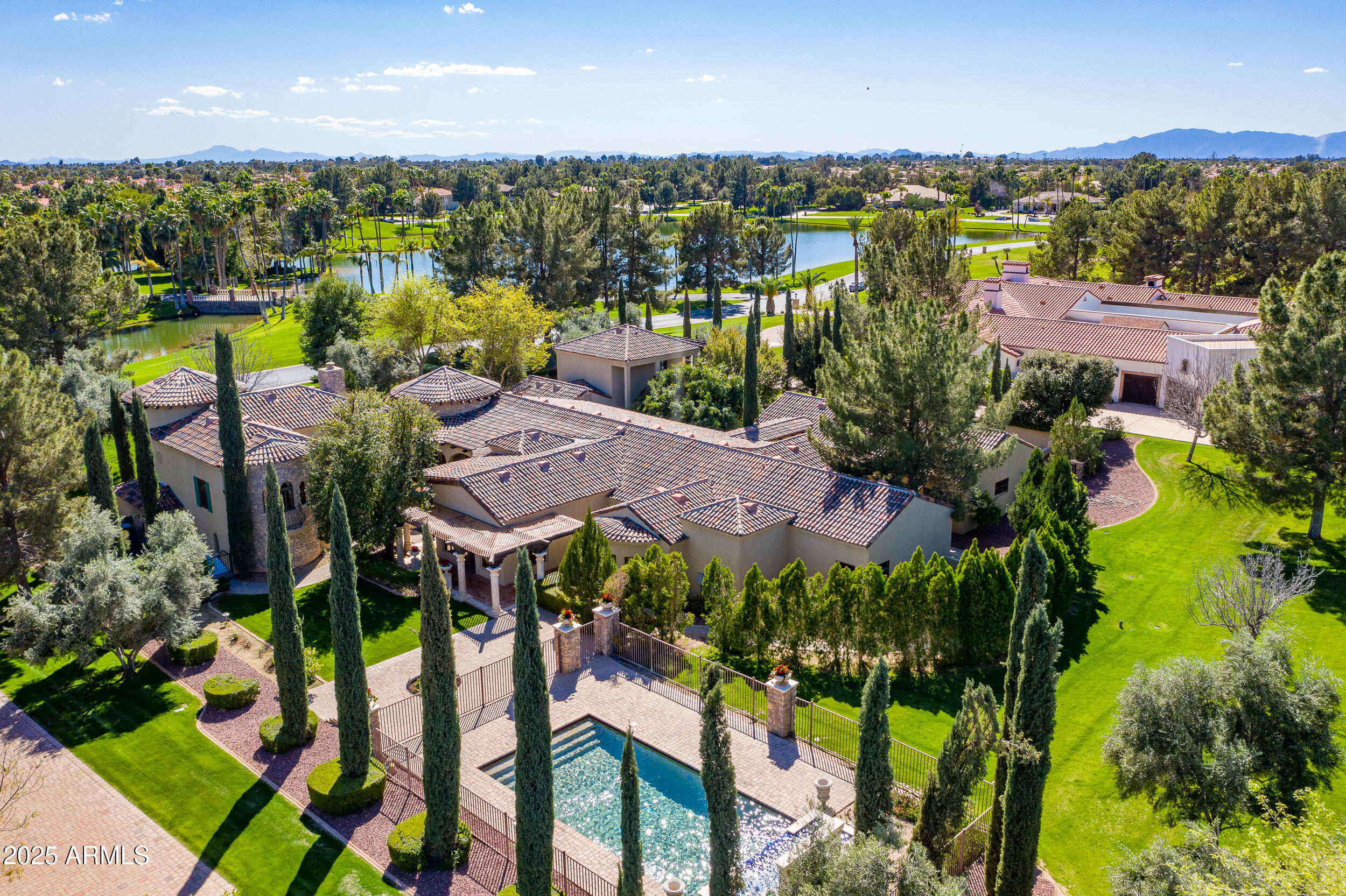 29 E OAKWOOD HILLS Drive