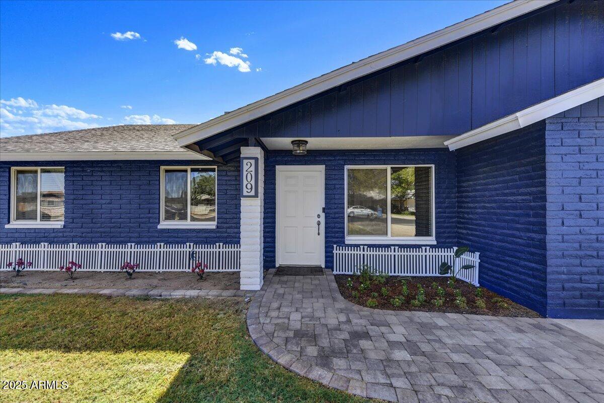 209 E AVENIDA SIERRA MADRE --