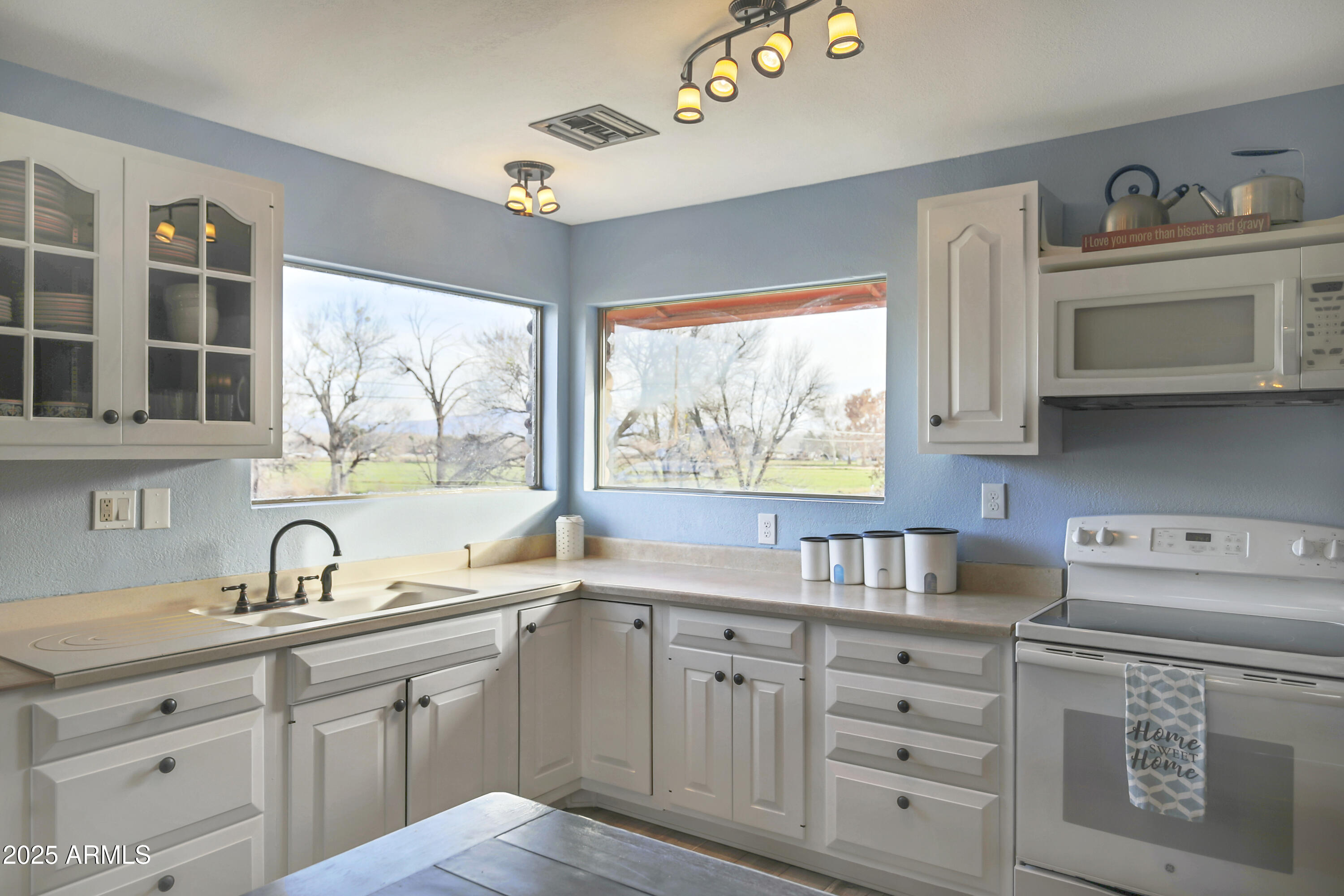 2045 S HILLCREST Drive