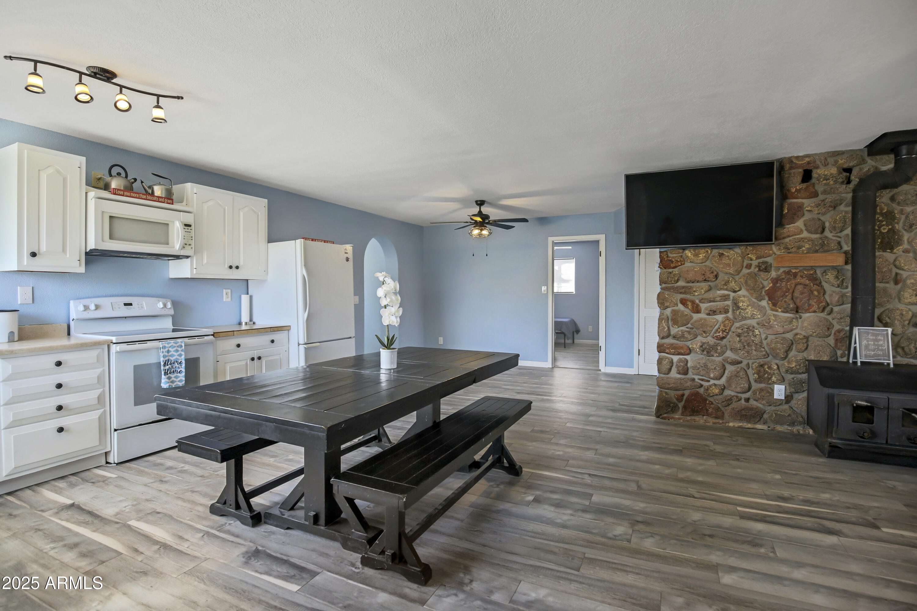 2045 S HILLCREST Drive