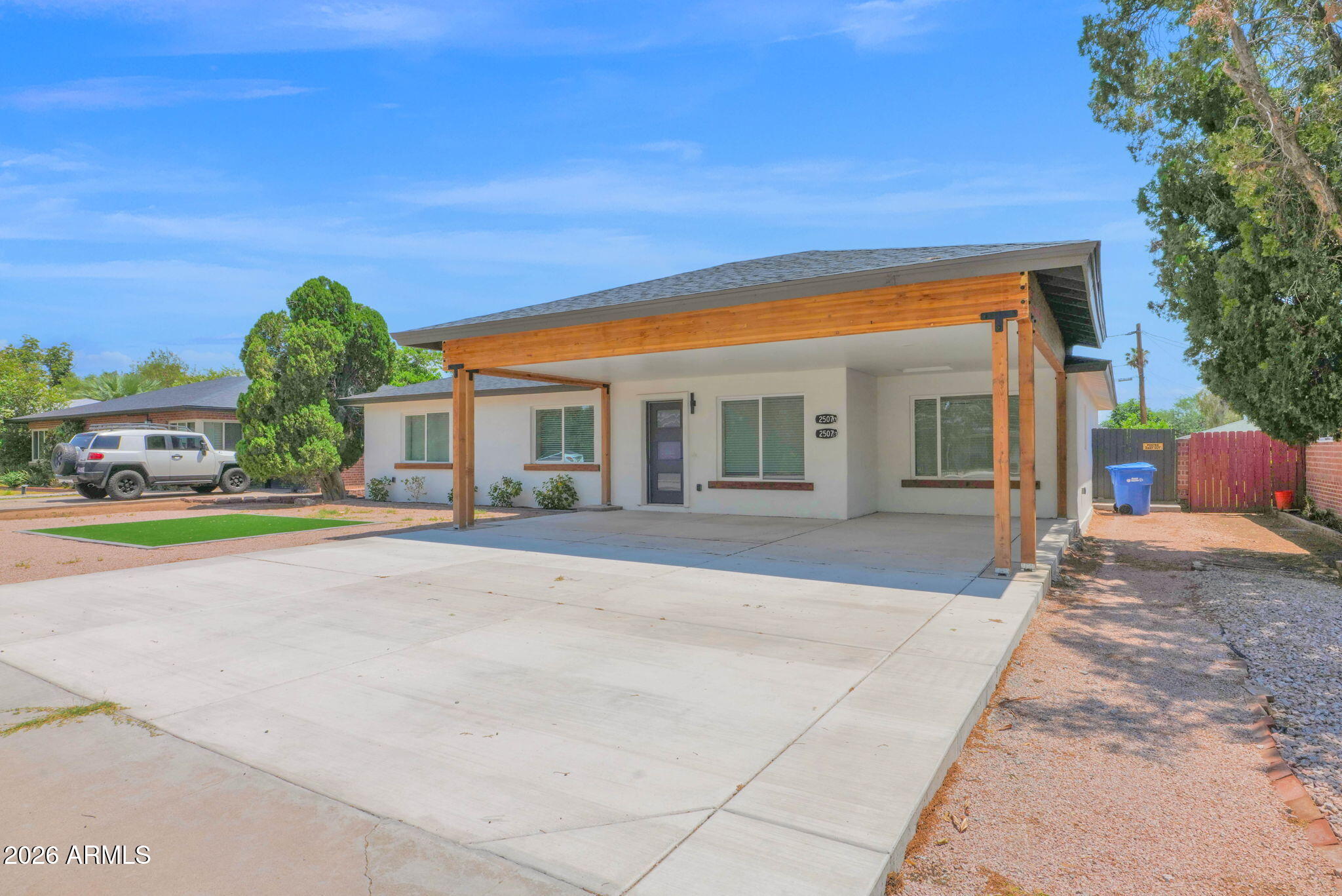2507 E DEVONSHIRE Avenue