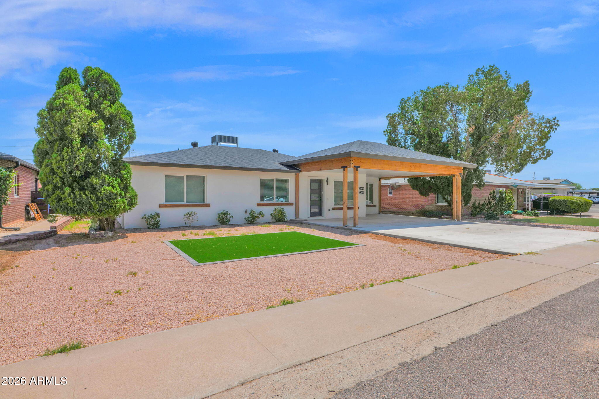 2507 E DEVONSHIRE Avenue