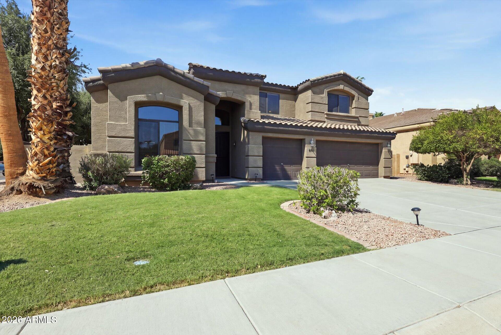 692 W HONEYSUCKLE Drive
