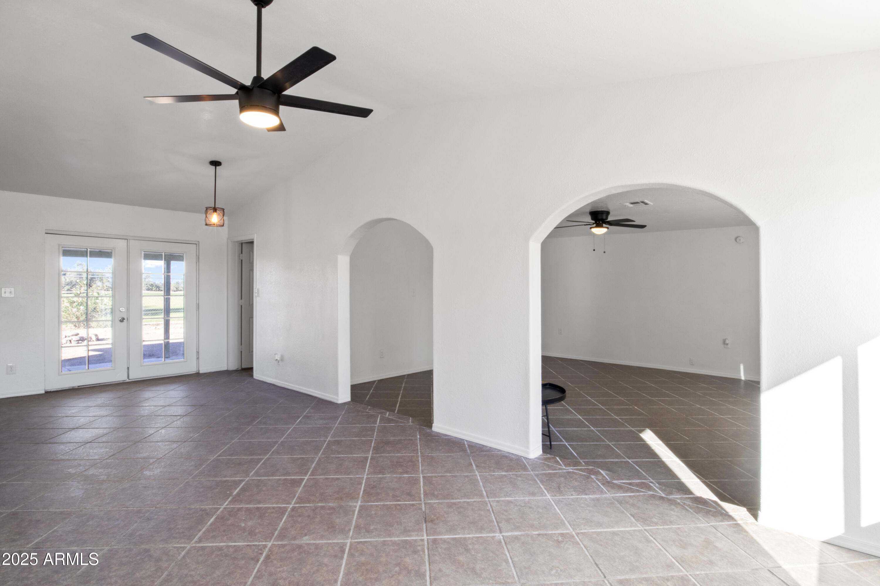 944 W CALLE TUBERIA --