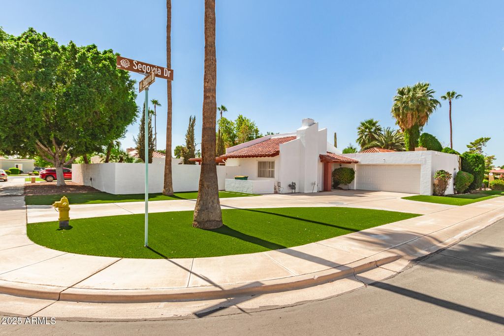 Photo of 943 N Segovia Drive, Litchfield Park, AZ 85340 (MLS # 6927722)