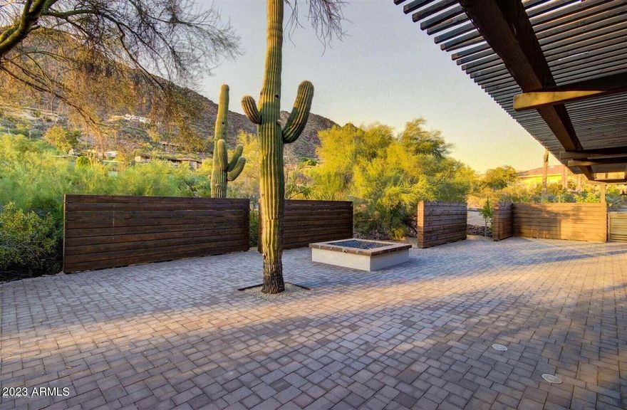 This single family remodeled Camelback Mountain View lot home sits on a 47,138 square foot lot on Rockridge, one of the most desirable streets on Camelback Mountain. It offers 4,205 square feet of living space, a open floorplan, 4 bedrooms, 4 bathrooms and an office. The property has fantastic Camelback Mountain views.