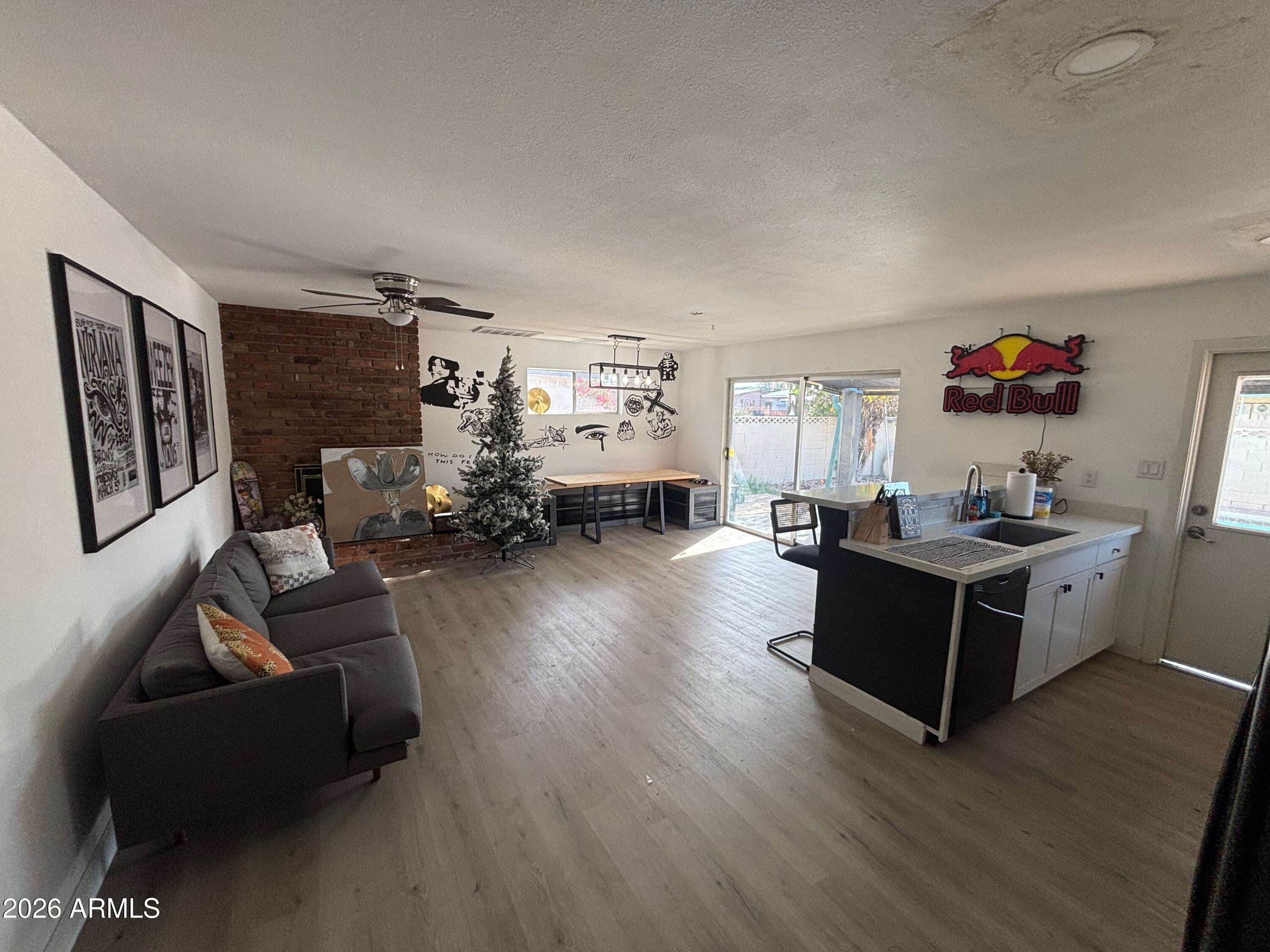 527 E HERMOSA Drive