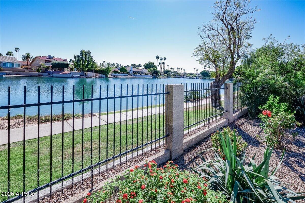 2533 W LAGUNA AZUL Avenue